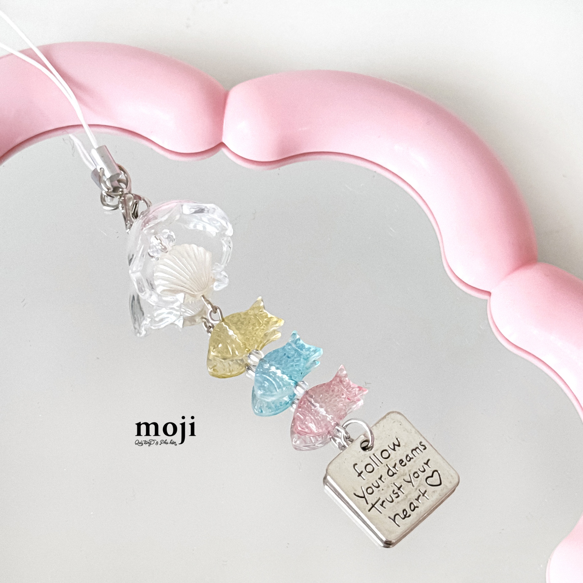 Móc đeo điện thoại Fish follow your dreams trust your heart