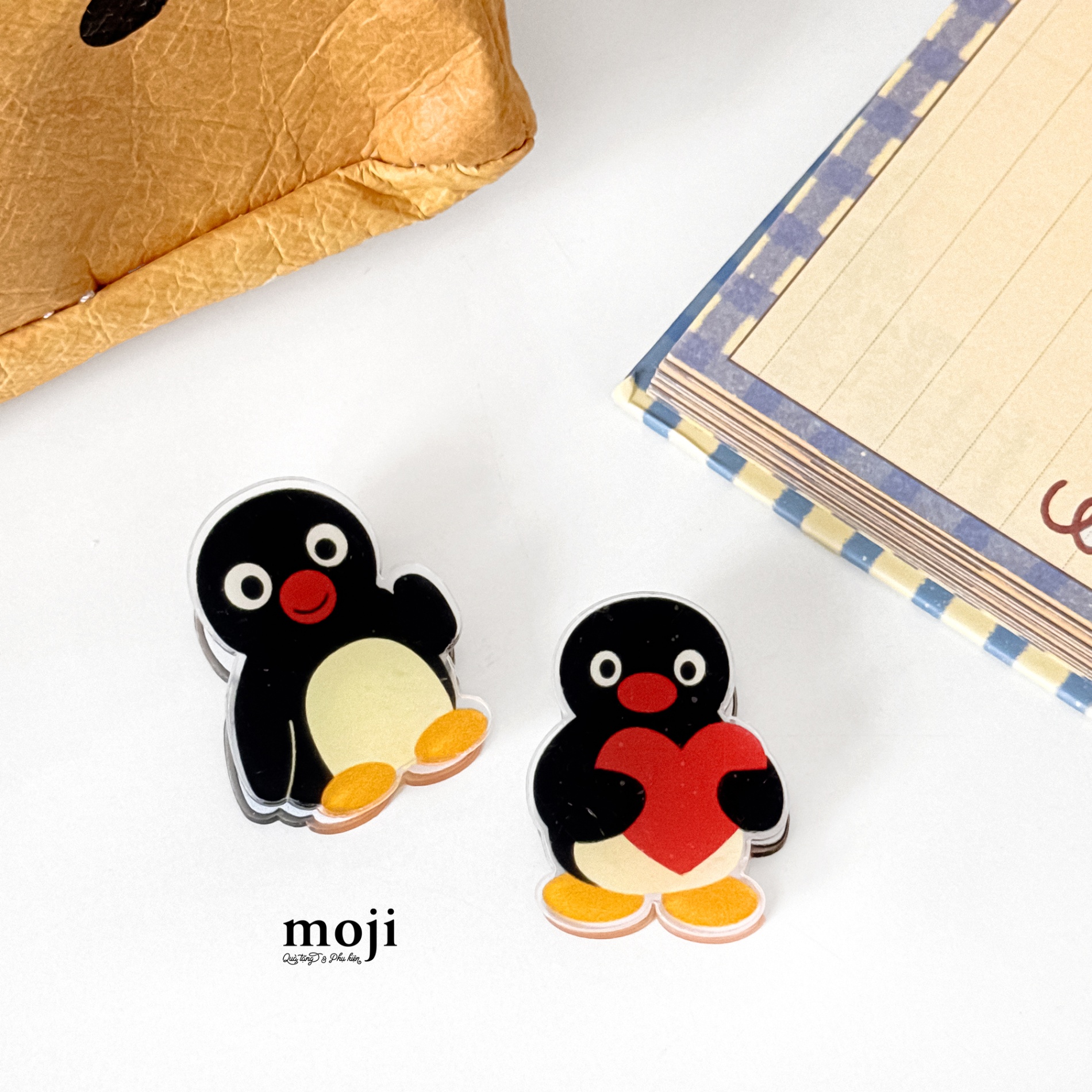 Kẹp tài liệu mini acrylic Pingu penguin chim cánh cụt ôm tim vẫy tay