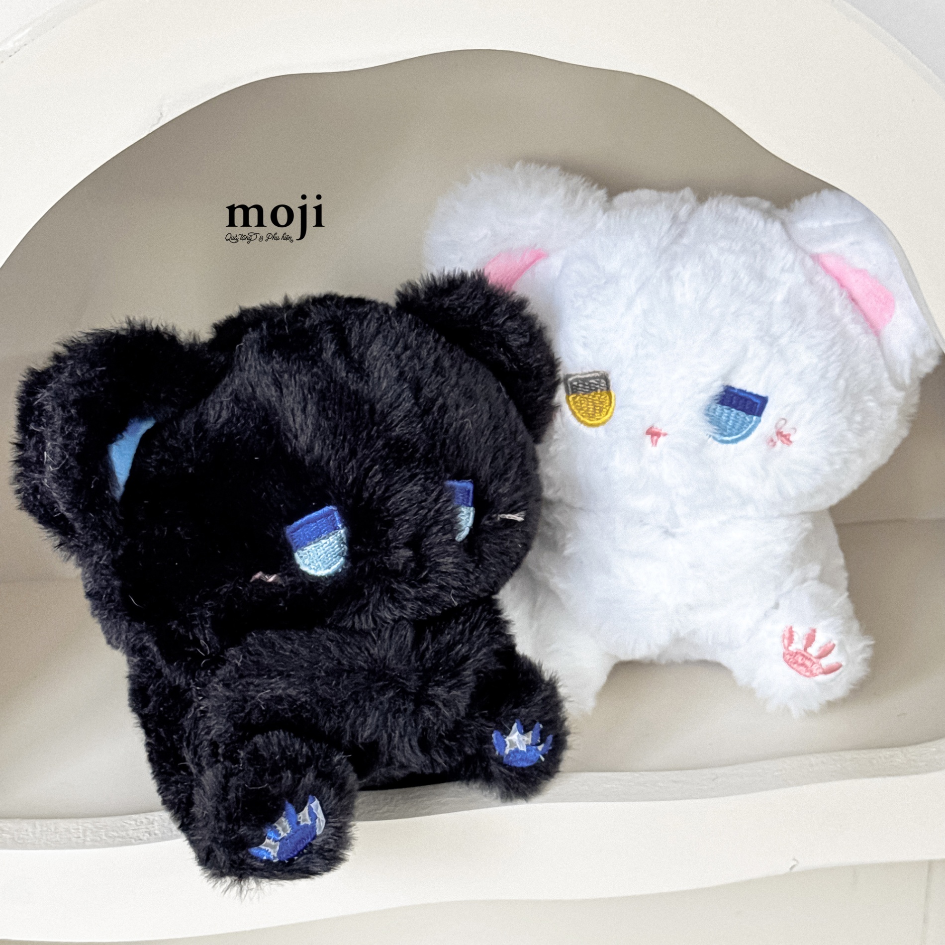 Gấu bông MS Cute cat mèo ngồi chụm tay có mắt phối màu 15cm