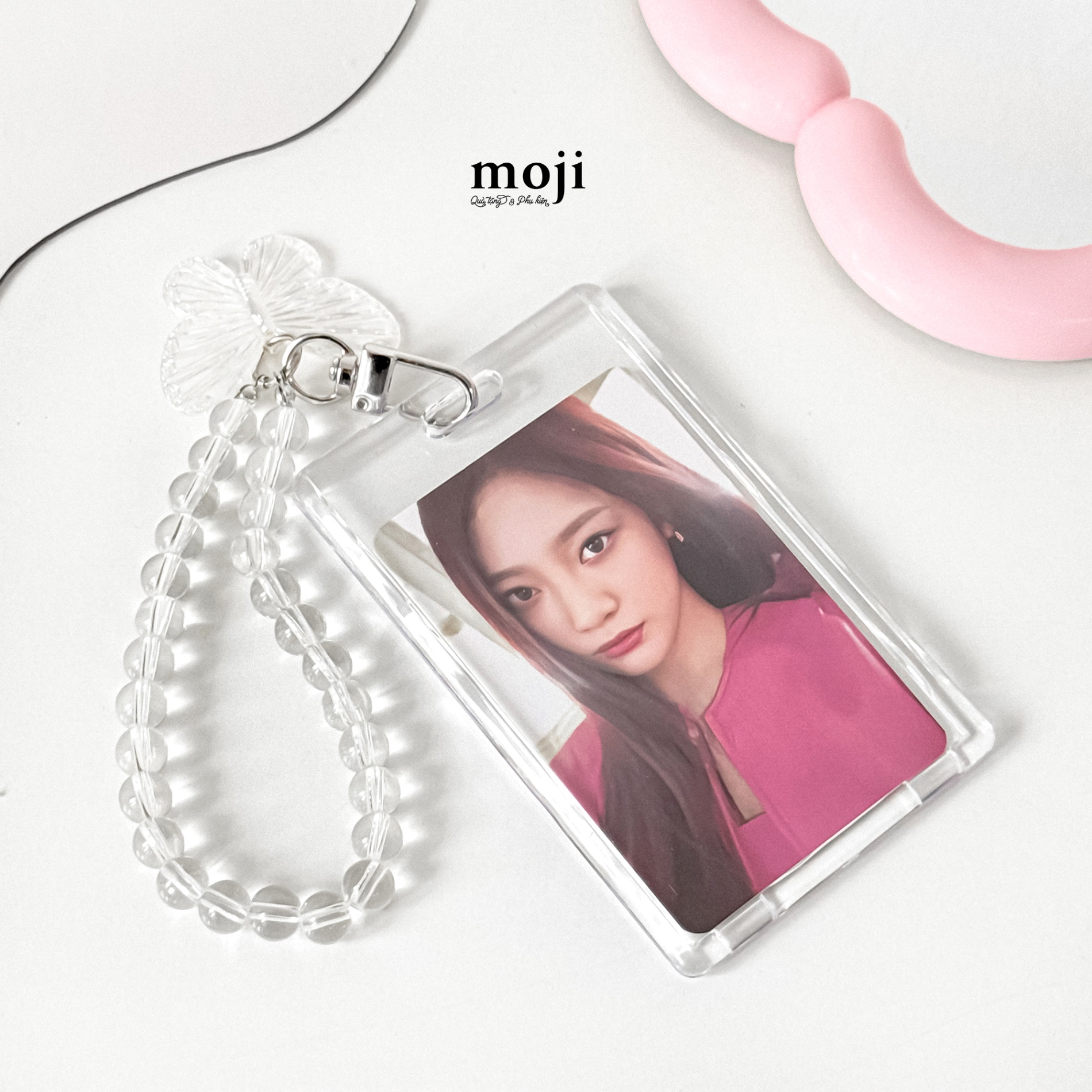 Đeo thẻ dọc Basic trong suốt kèm móc butterfly 6x10