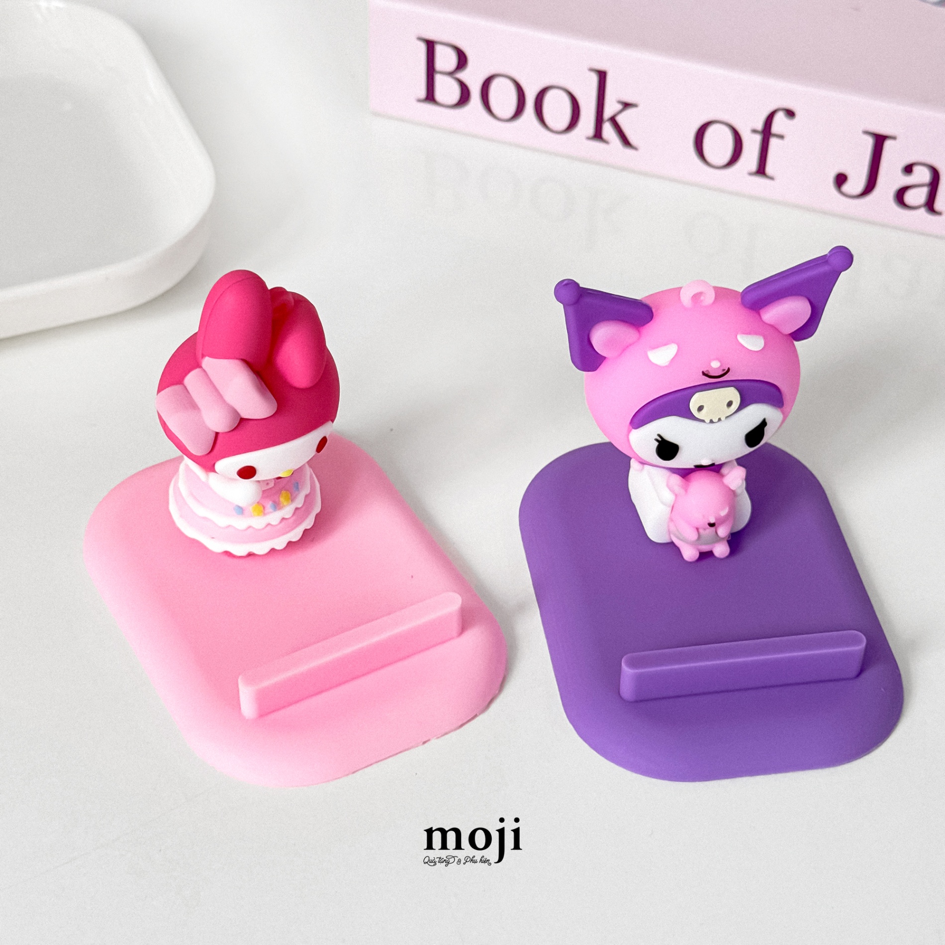 Giá đỡ điện thoại MJ Sanrio family váy hoa ôm gấu đi ngủ 6x8