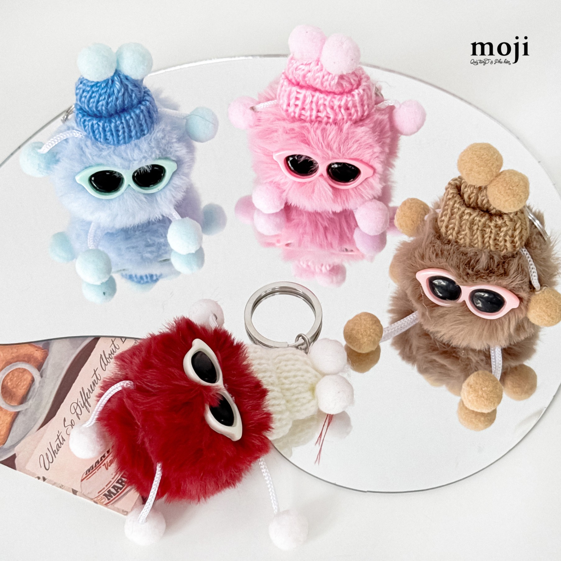 Móc khóa cục bông Bồ hóng đeo kính đội mũ len có chân