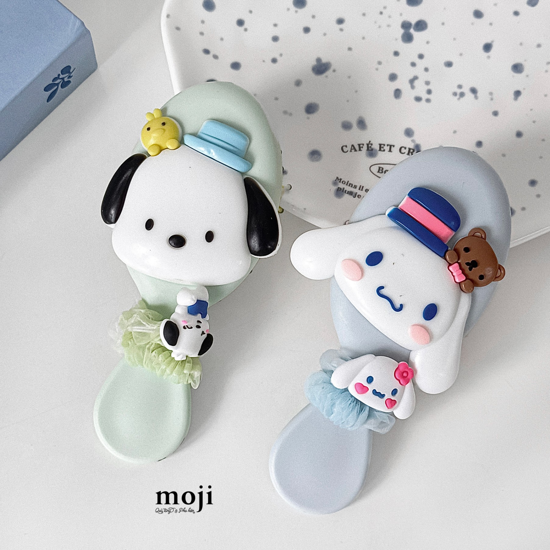 Lược đệm mát xa Sanrio family big face kèm buộc tóc