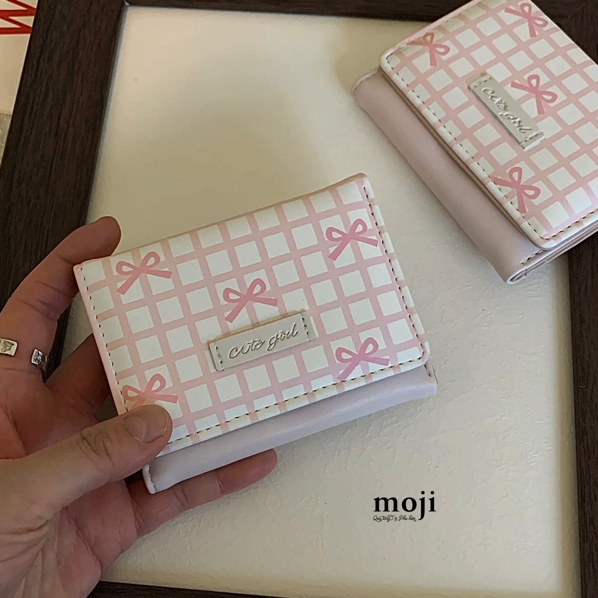 Ví da gập ngắn Bow nơ nền ô vuông 8x10