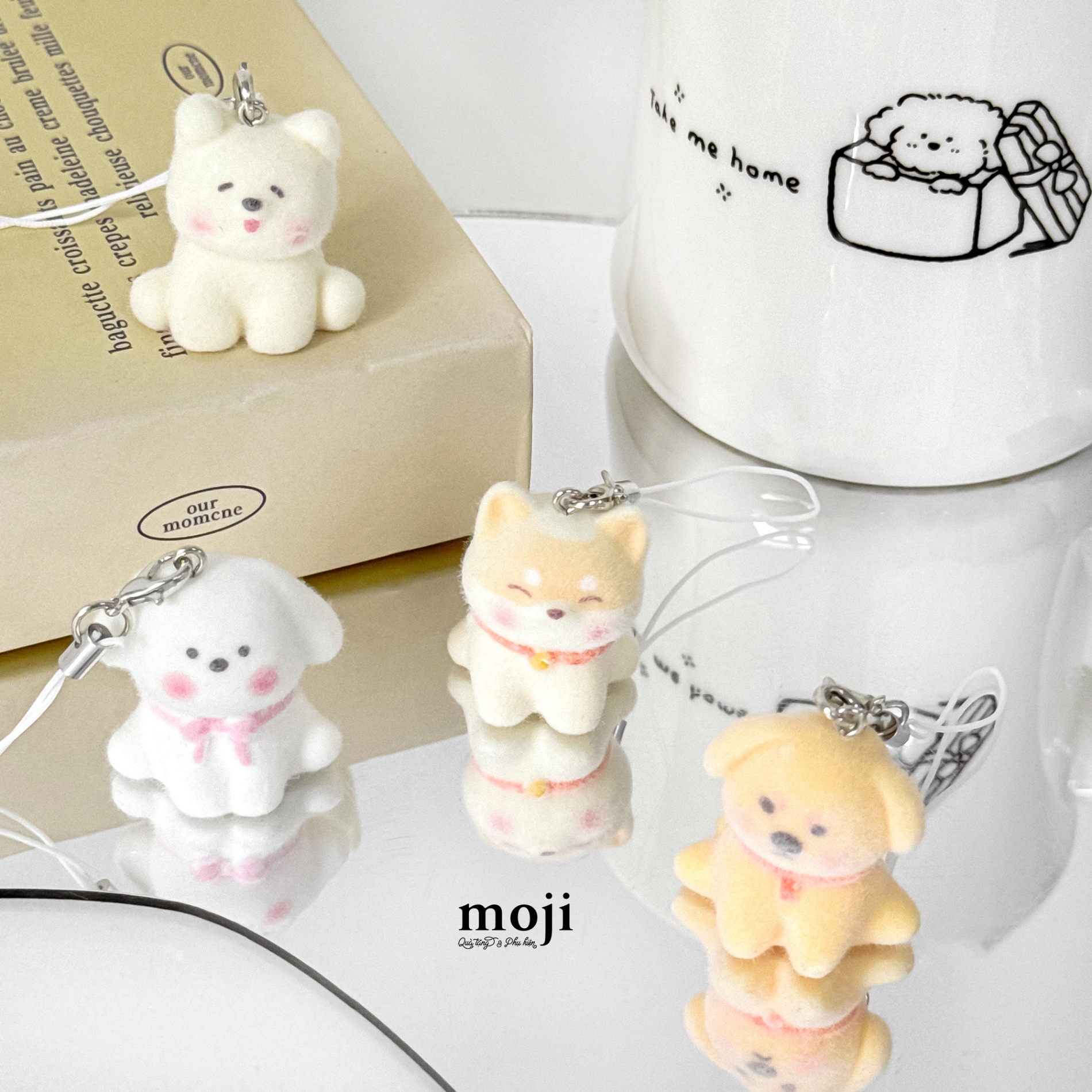 Móc đeo điện thoại Cute dog má hồng ngồi chụm tay lông ngắn