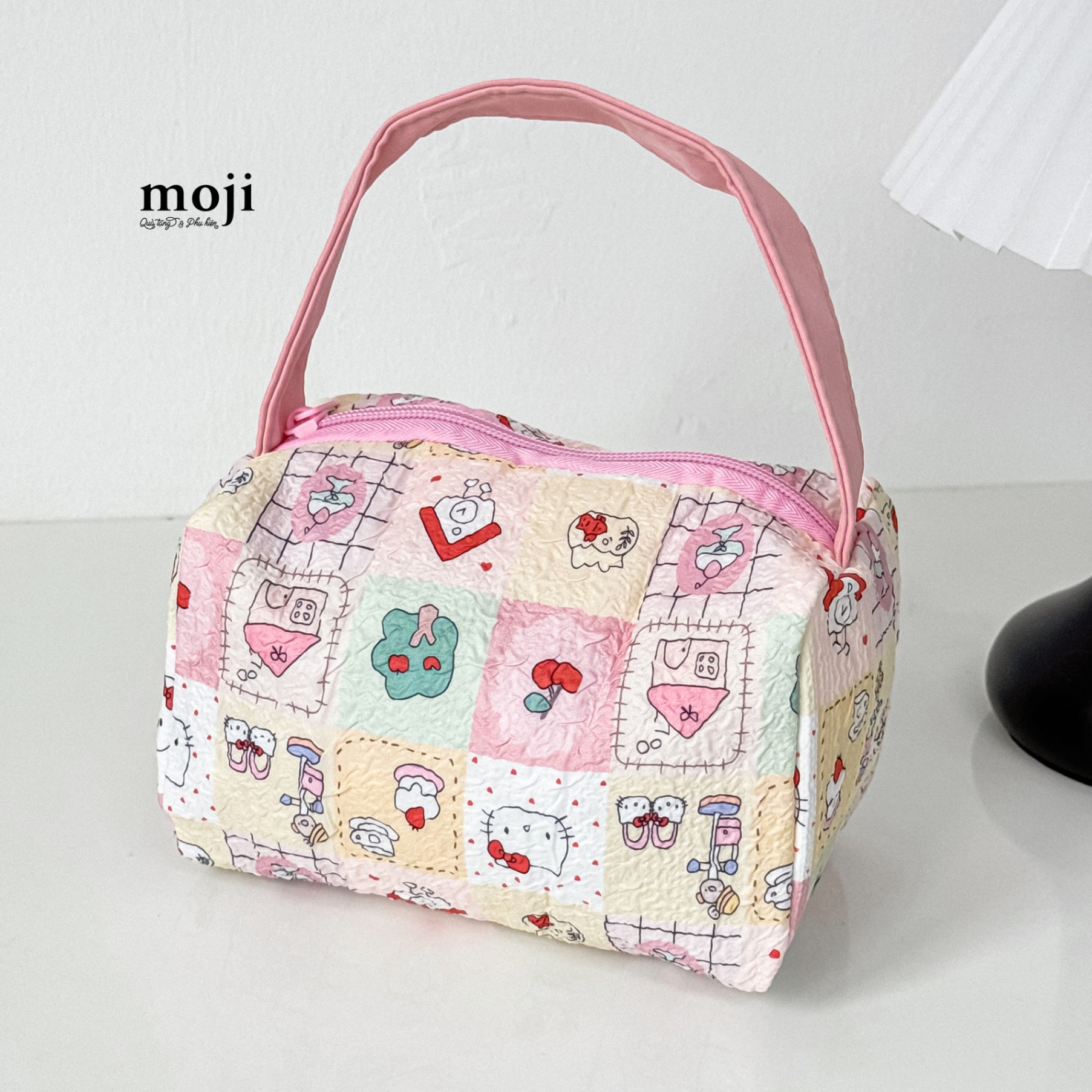 Túi đựng mỹ phẩm Sanrio family Hello Kitty house họa tiết dập nổi 13x13x18