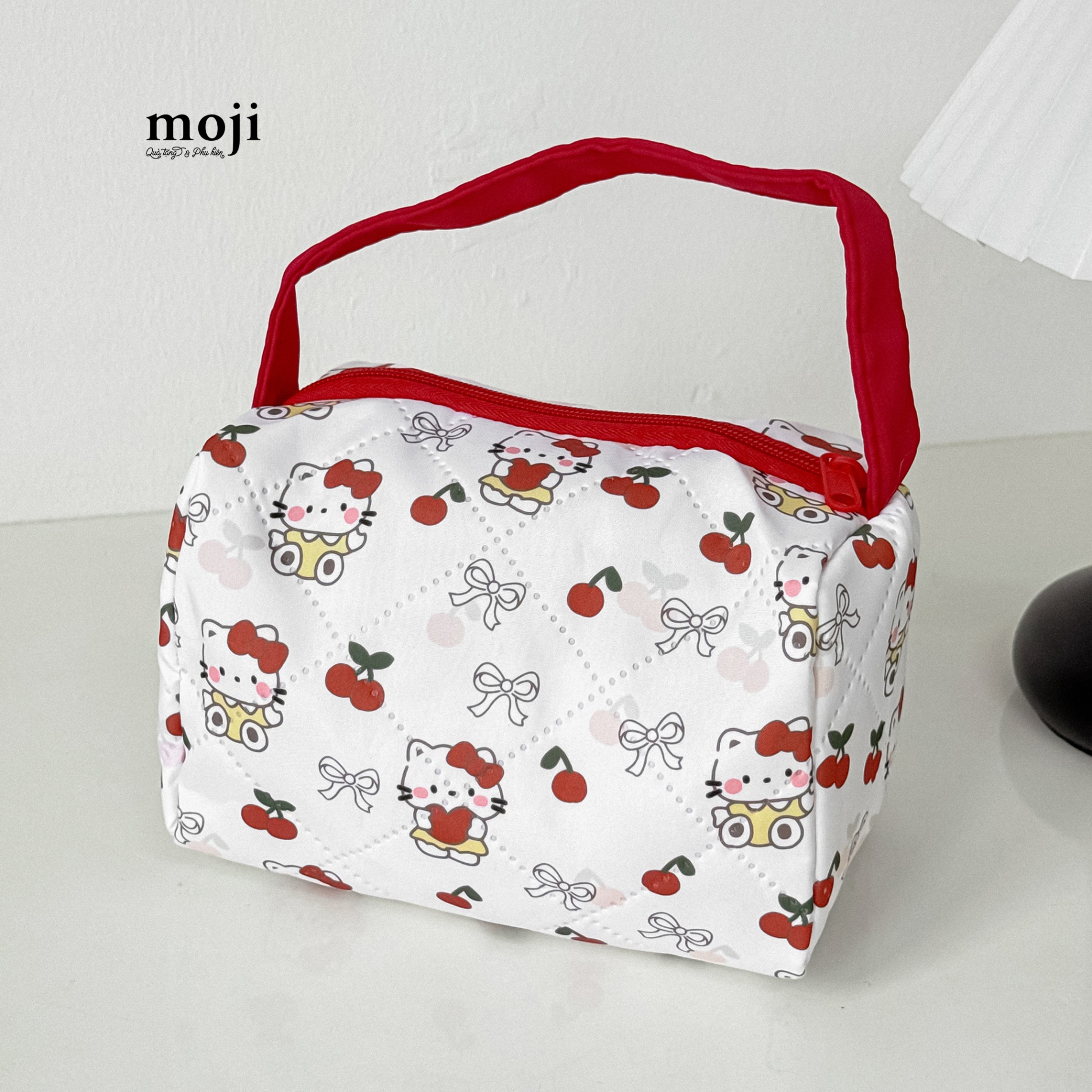 Túi đựng mỹ phẩm Sanrio family Hello Kitty bow fruit ô vuông 13x18