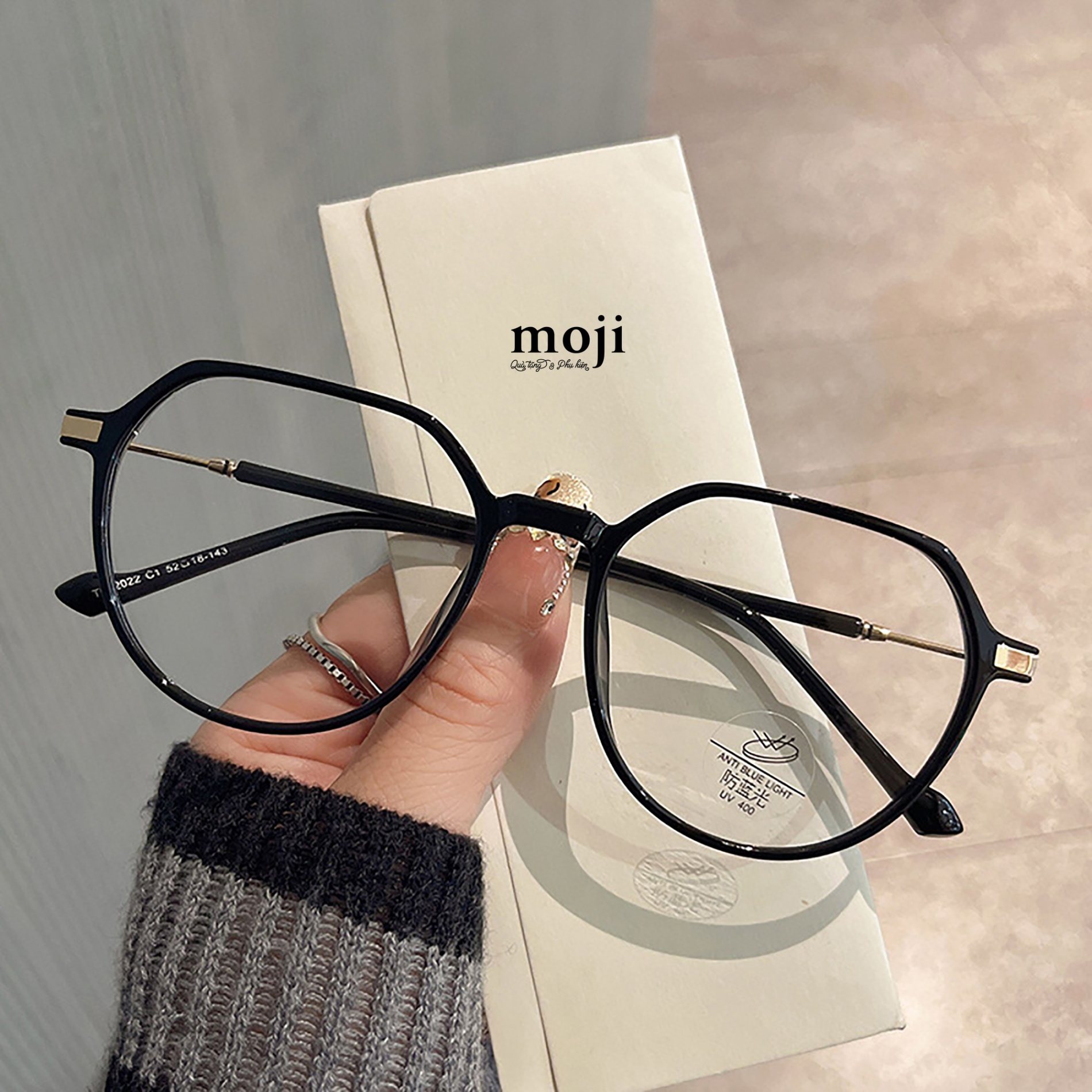 Kính gọng kim loại cạnh trên ngang chân bọc nhựa