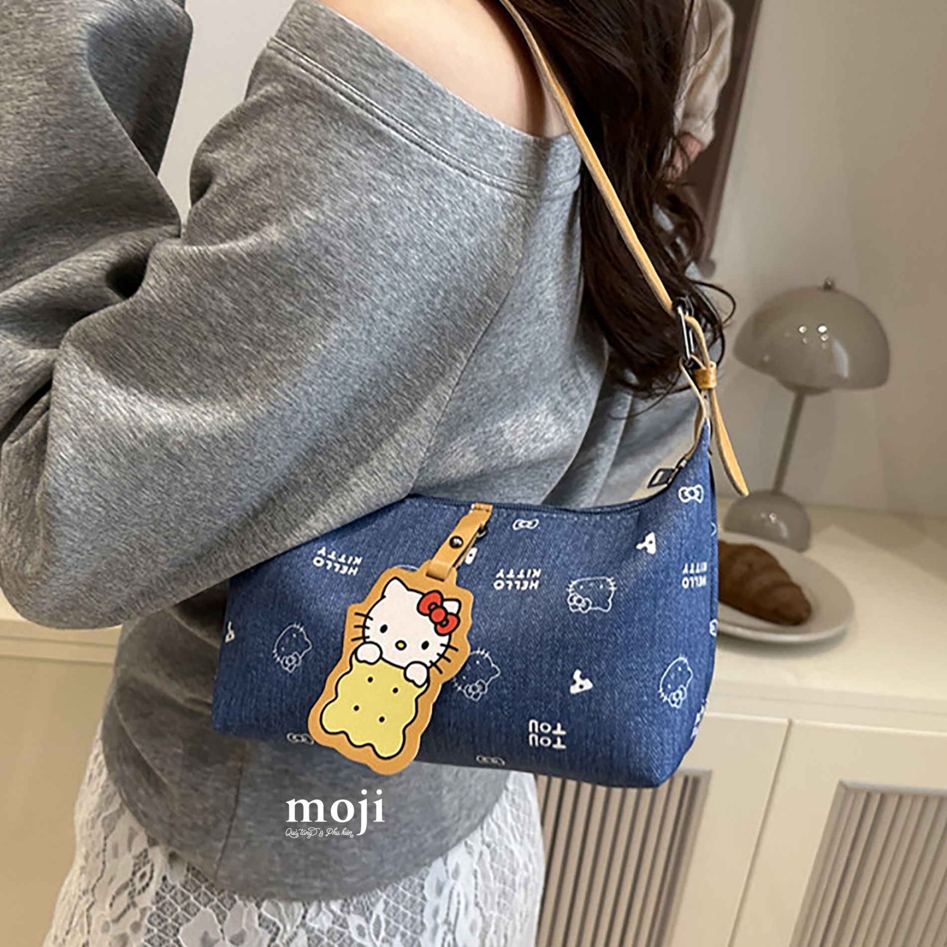 Túi đeo chéo vải Sanrio family Hello Kitty denim style phối dây đeo da 9x13x20
