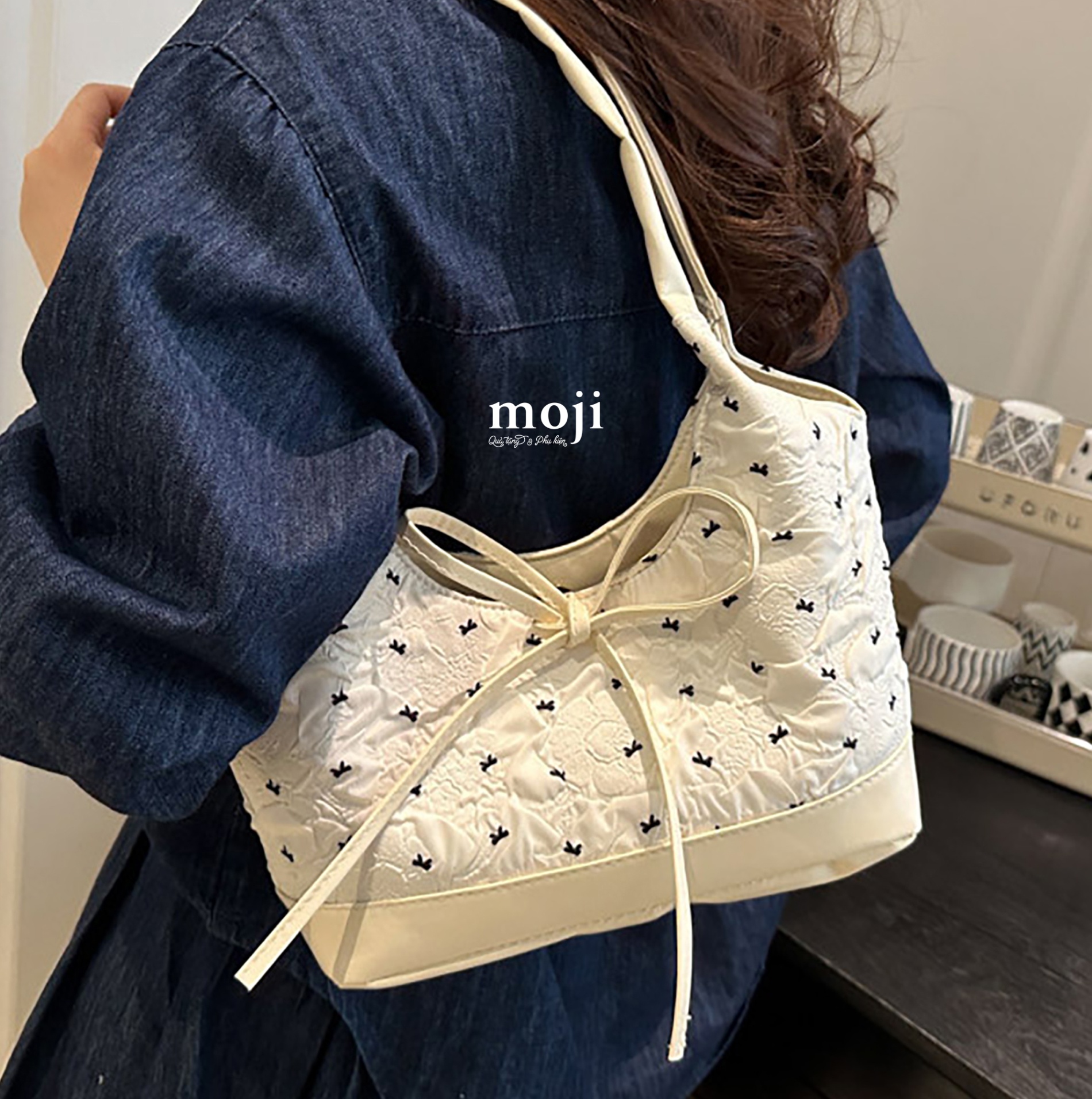 Túi đeo da Little black bow nơ nền họa tiết dập nổi 11x26x33