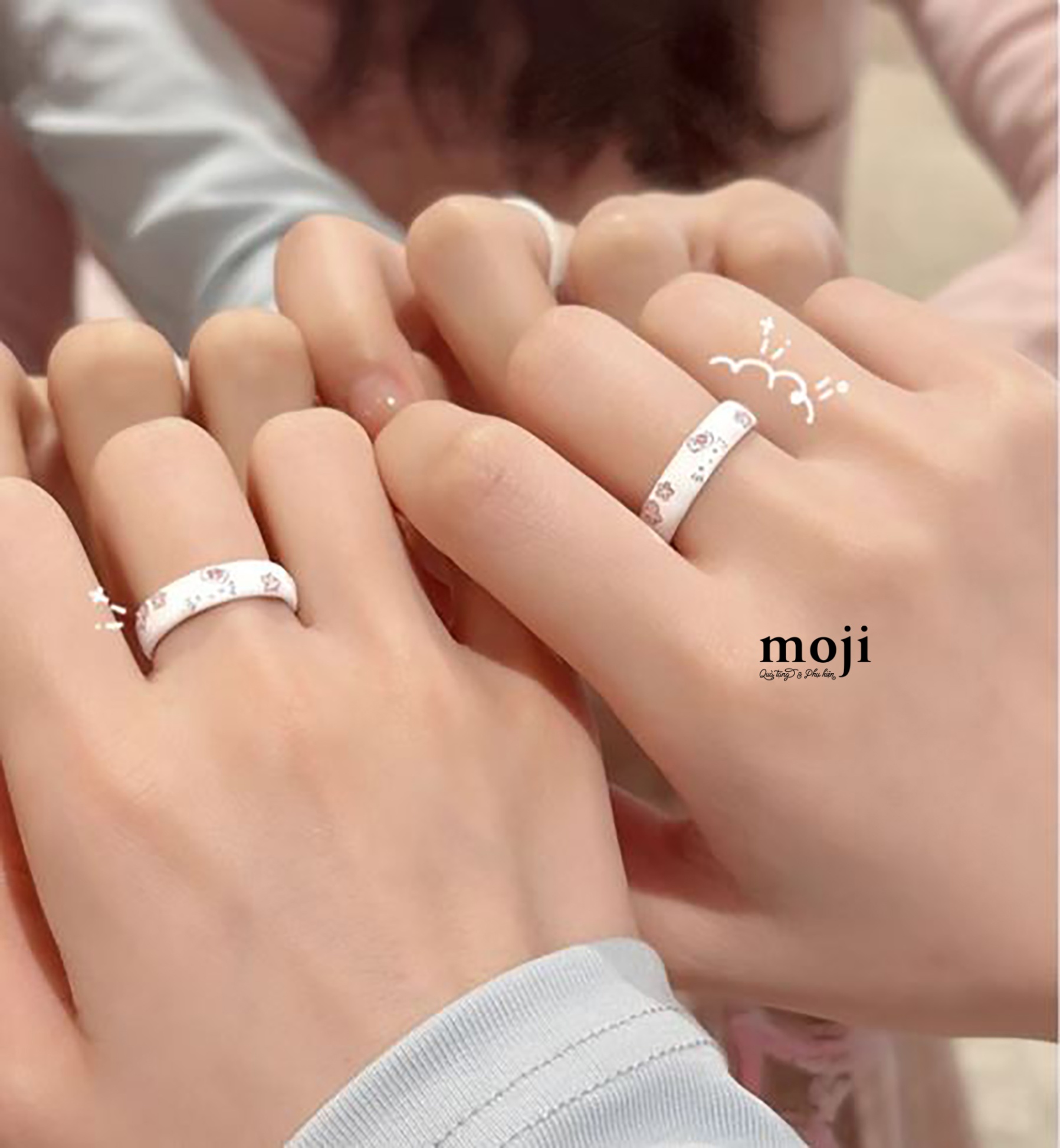 Nhẫn MJ Sanrio family Hello Kitty flowers nền trắng