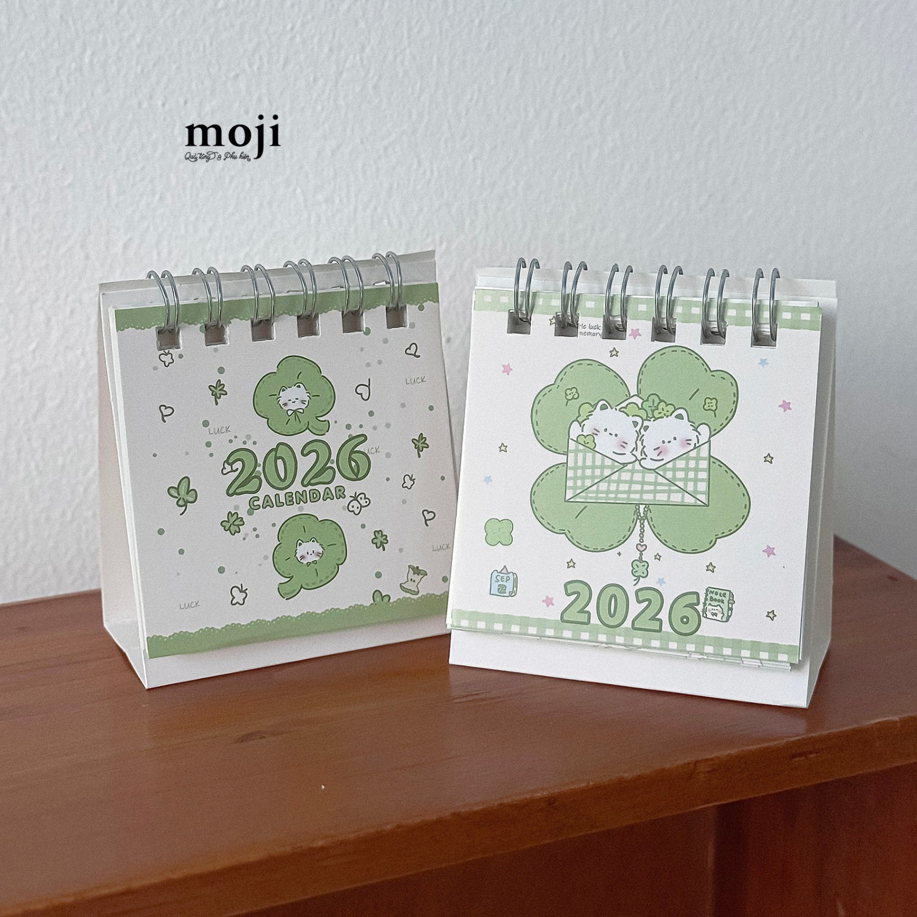 Lịch 2026 mini để bàn Little cat cỏ may mắn 3x6x8