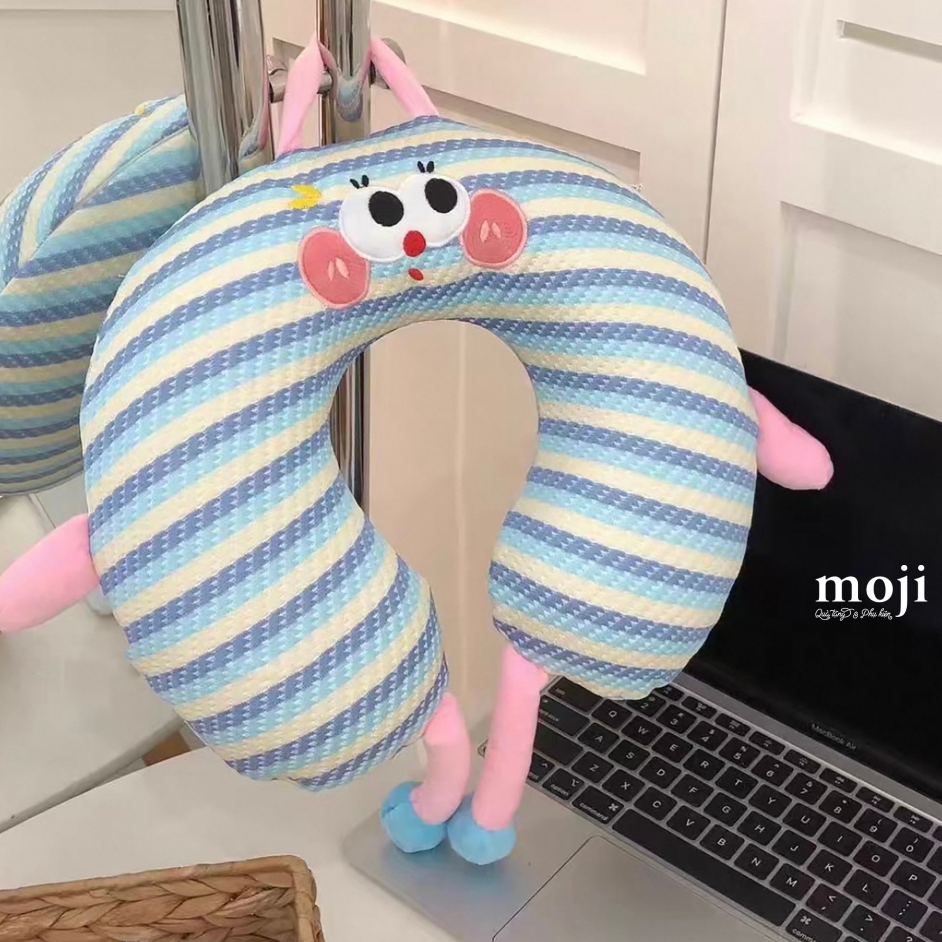 A.771 Gối chữ U Cute face má hồng nền sọc ngang phối màu