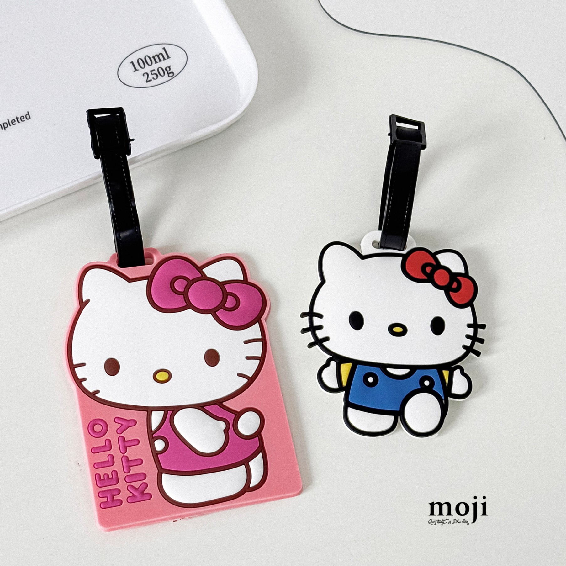 Luggage tag Sanrio family Hello Kitty ngoái đầu bước đi