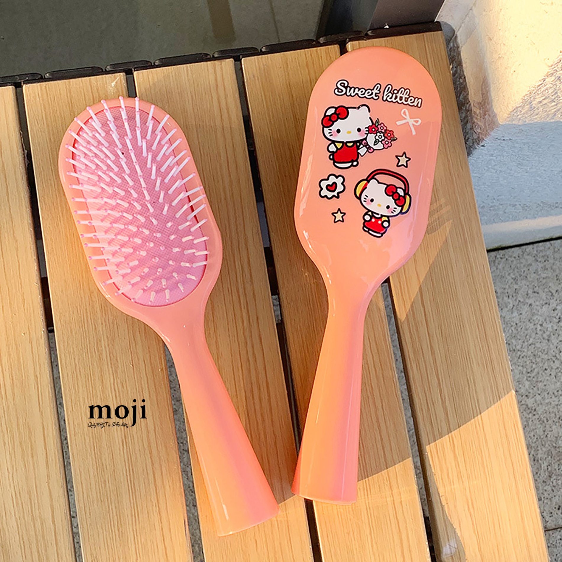 Lược đệm mát xa Sanrio family Hello Kitty cầm hoa nghe nhạc