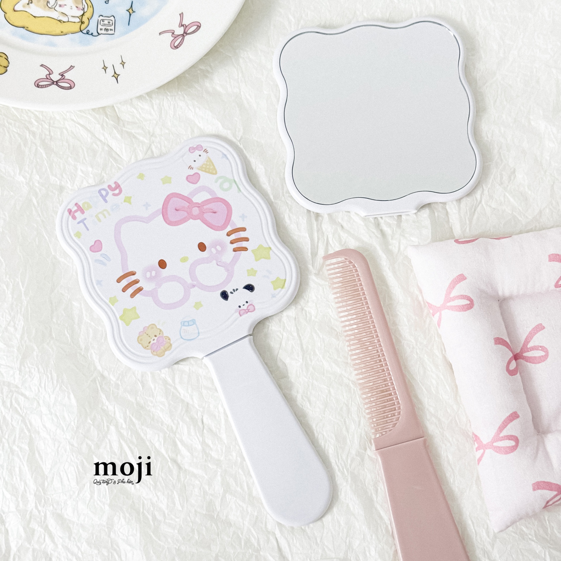 Gương cầm tay Sanrio Hello Kitty happy time viền lượn sóng 10x20