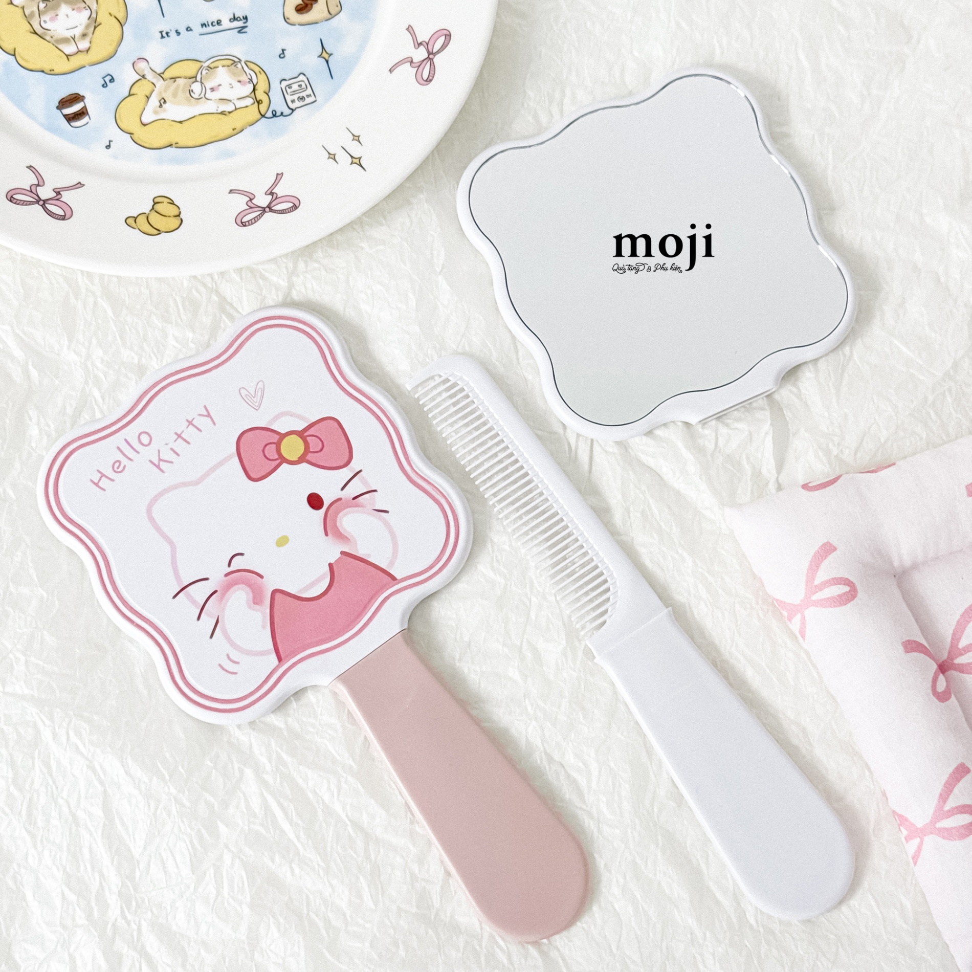 Gương cầm tay Sanrio Hello Kitty má hồng viền lượn sóng 10x20