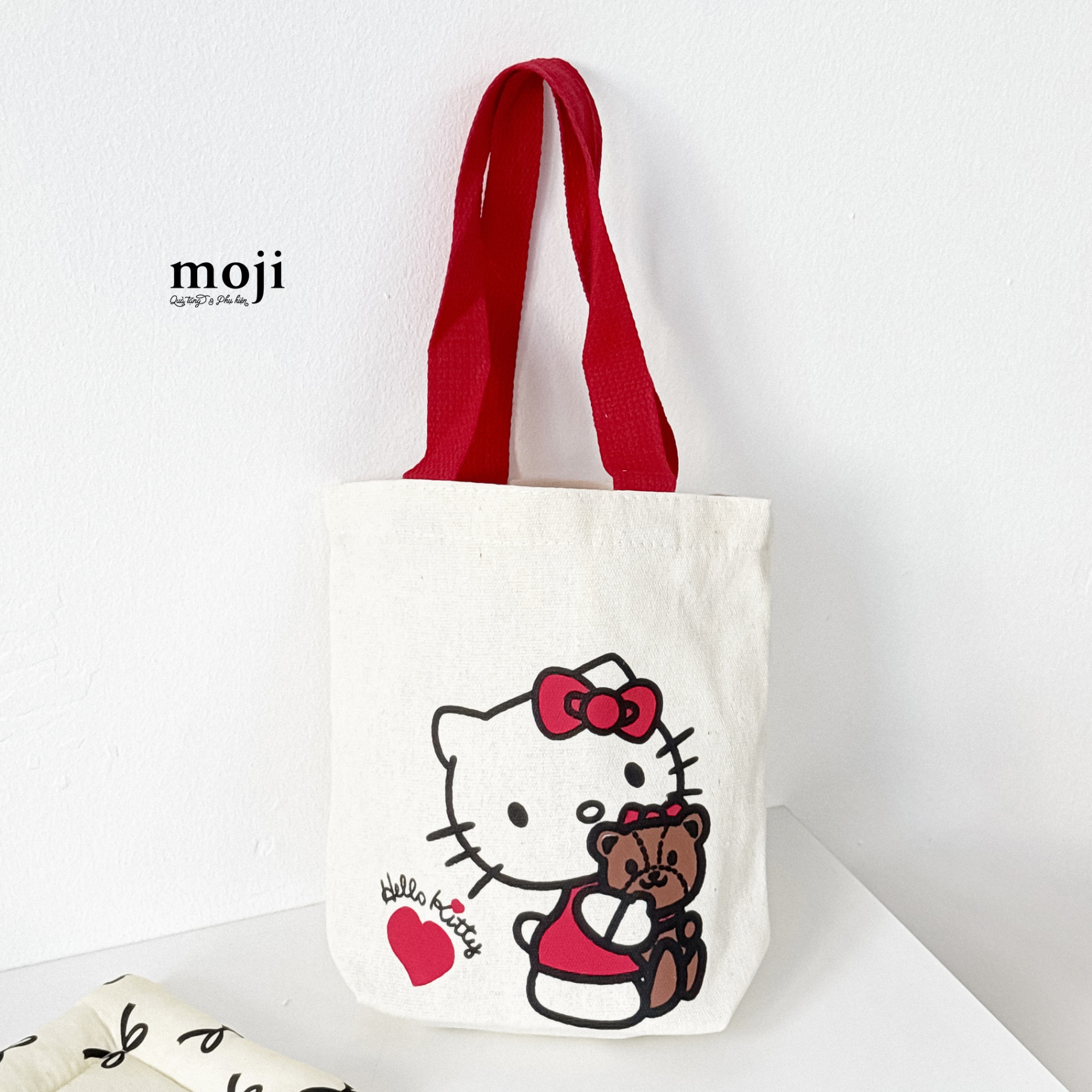 Túi đựng bình nước Sanrio Hello Kitty đứng ôm gấu nâu 8x15x22