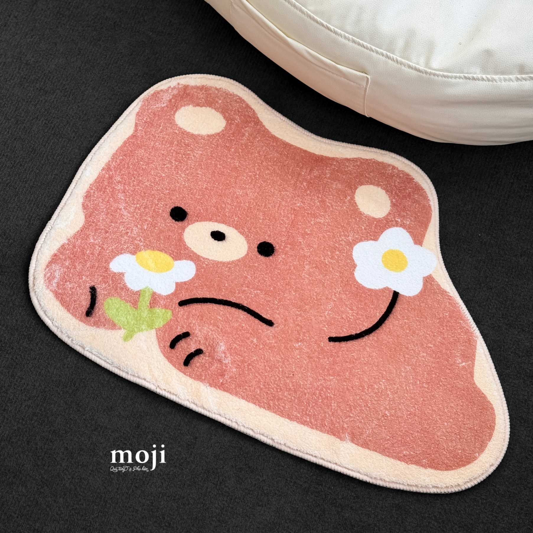 A.052 Thảm trải sàn Baby bear cat nằm ôm hoa 40x60