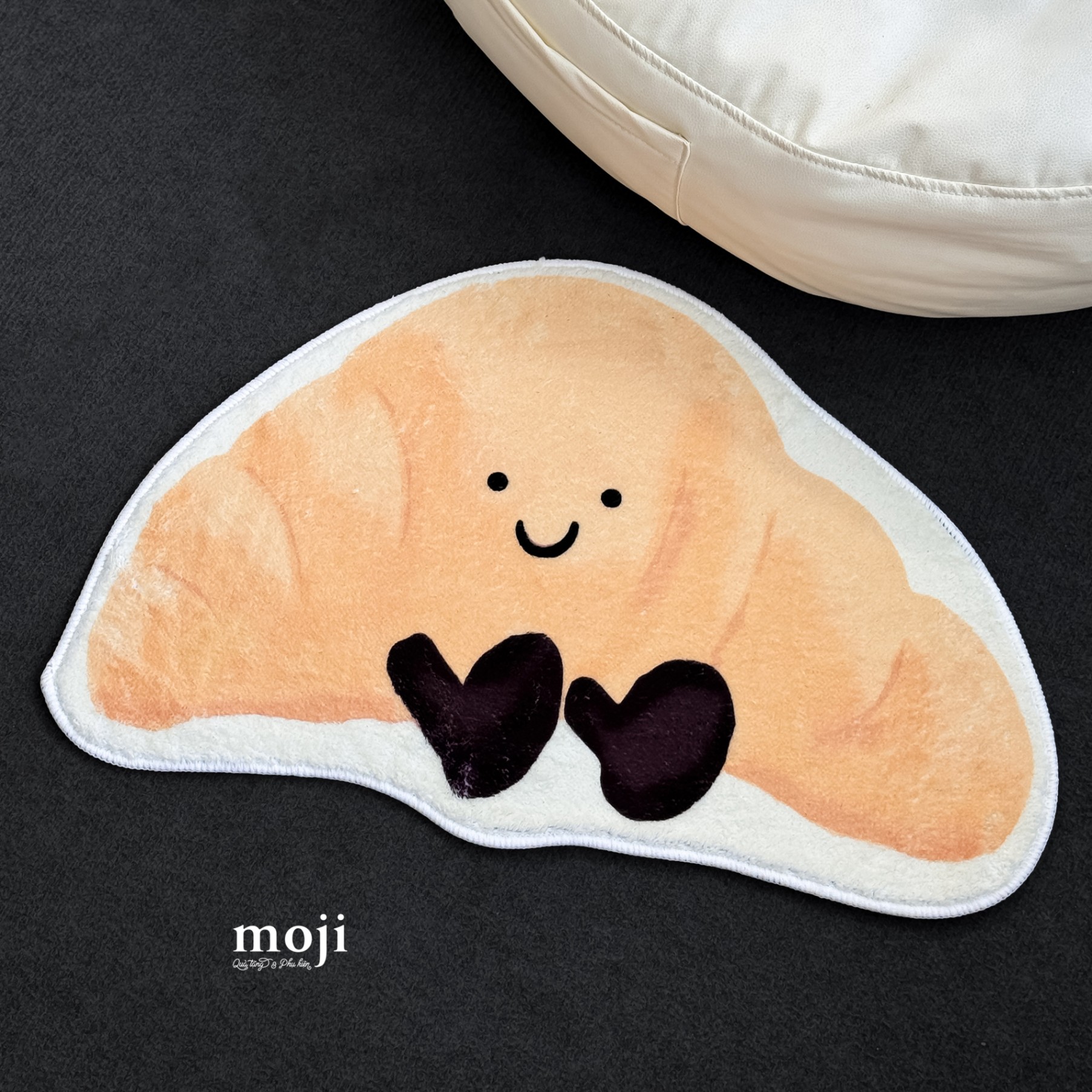 A.052 Thảm trải sàn Happy croissant bánh sừng bò có chân 40x60