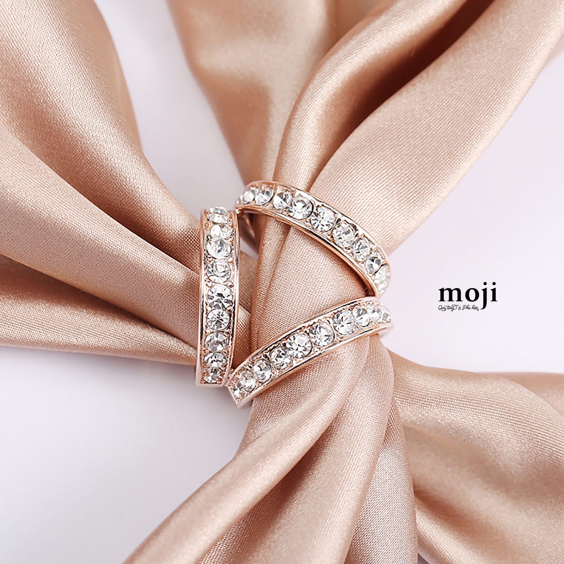 Khuy cài khăn Golden triangle viền nổi đính đá