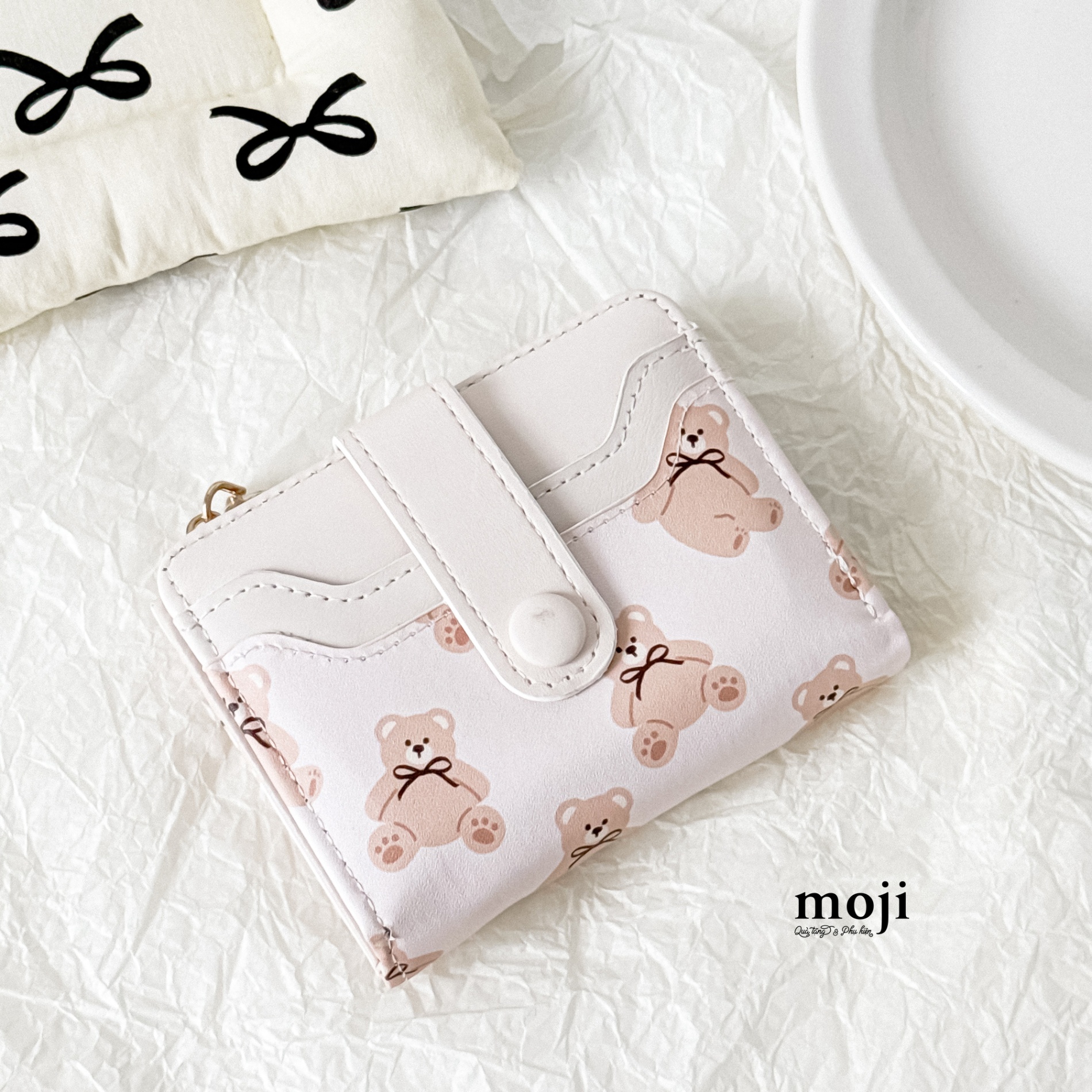 Ví da gập ngắn Baby bear ngồi đeo nơ 2 ngăn ngoài 3x9x12