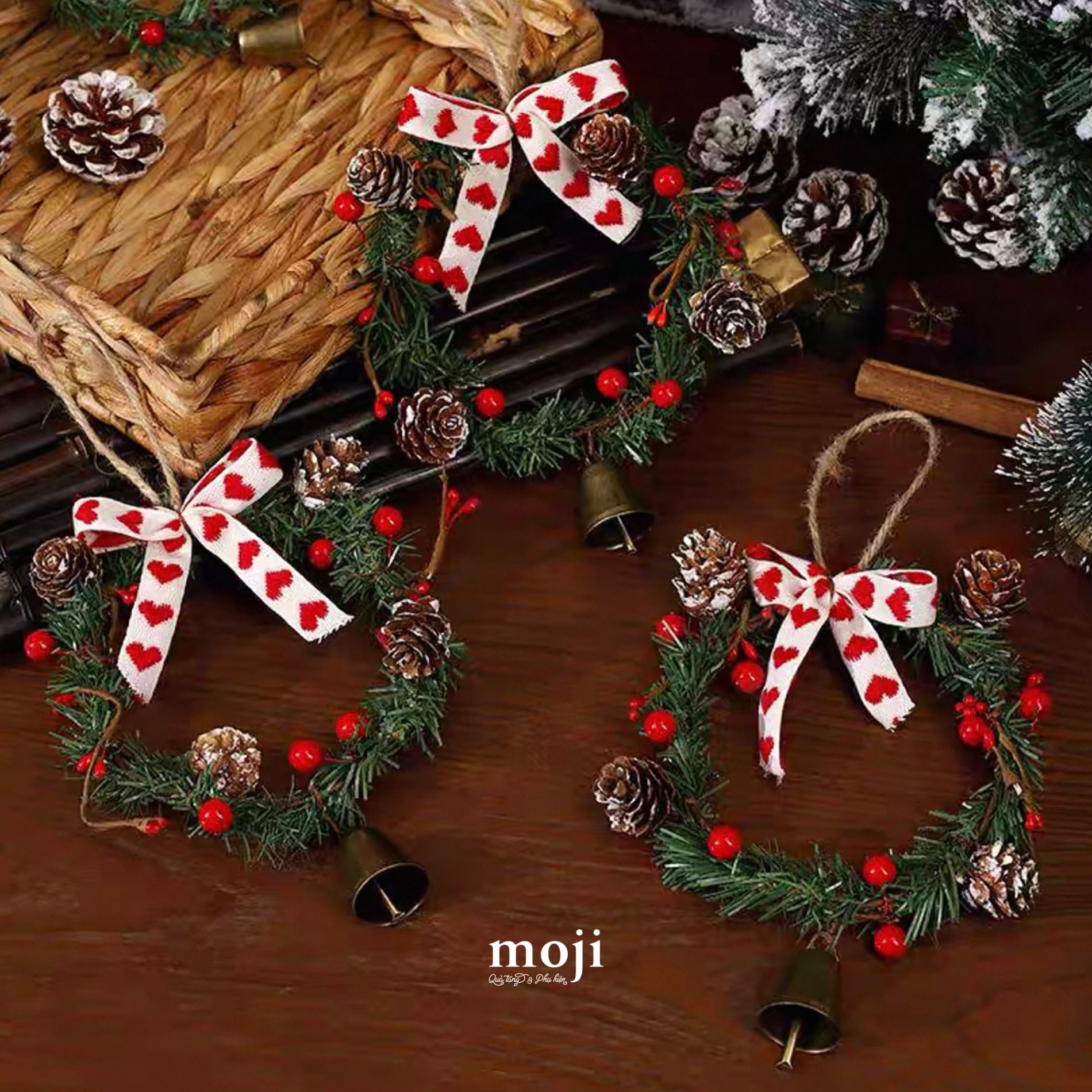 Vòng nguyệt quế Xmas Golden bell đính nơ tim 15cm