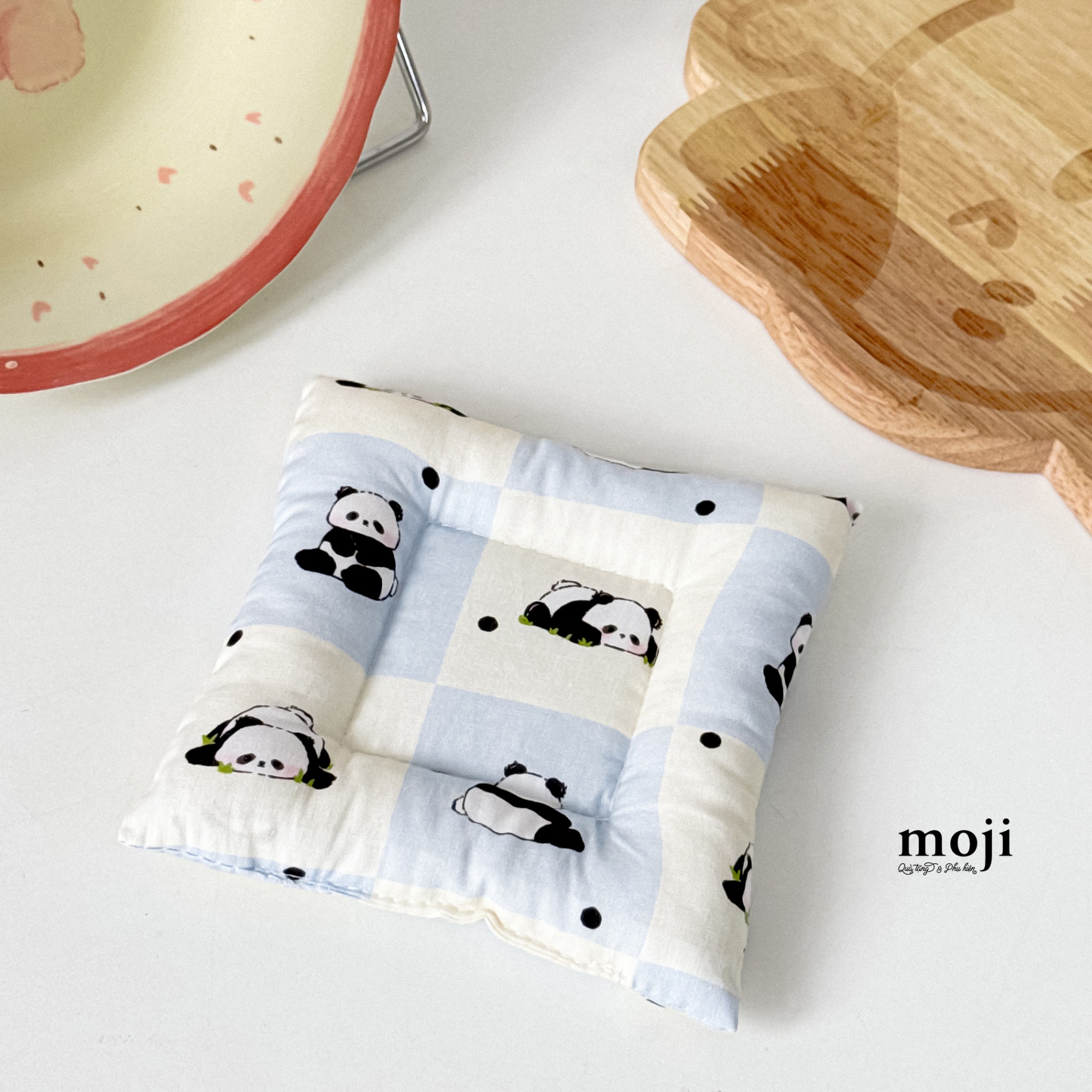 Lót cốc vải puffy Panda nằm ô vuông caro 14x14