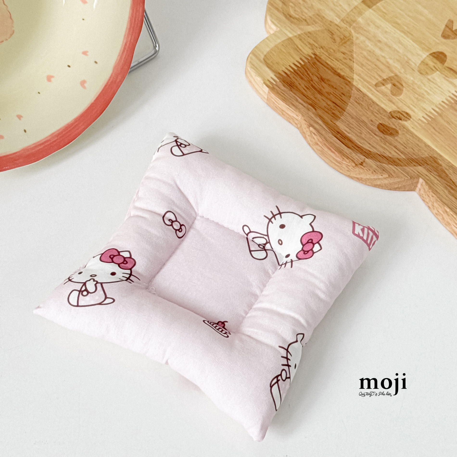 Lót cốc vải puffy Sanrio Hello Kitty nhiều họa tiết 14x14