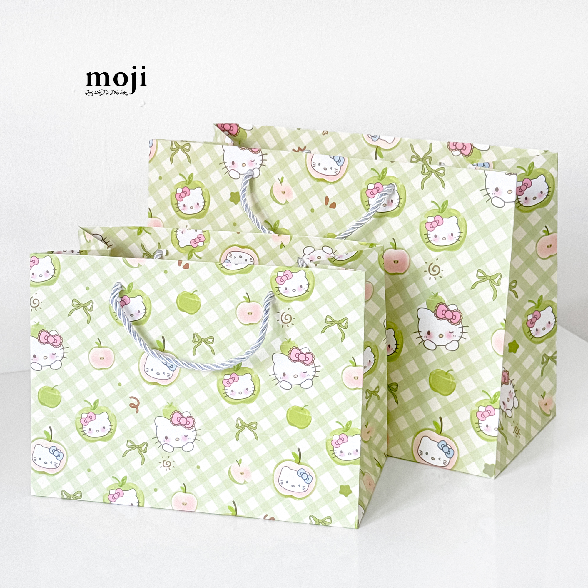 Bao túi quà Sanrio family Hello Kitty face fruit bow nền kẻ ô 14x23x32