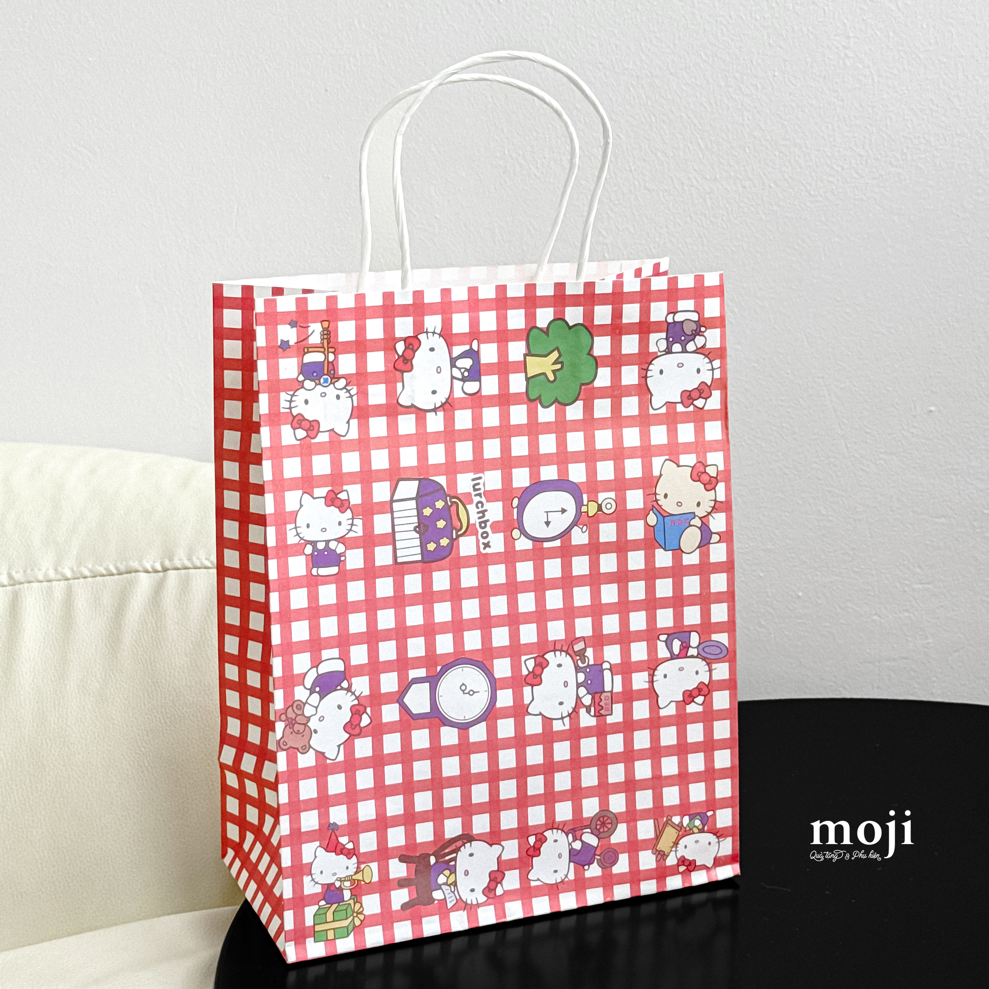 Bao túi quà Sanrio family Hello Kitty nền kẻ ô 11x21x27