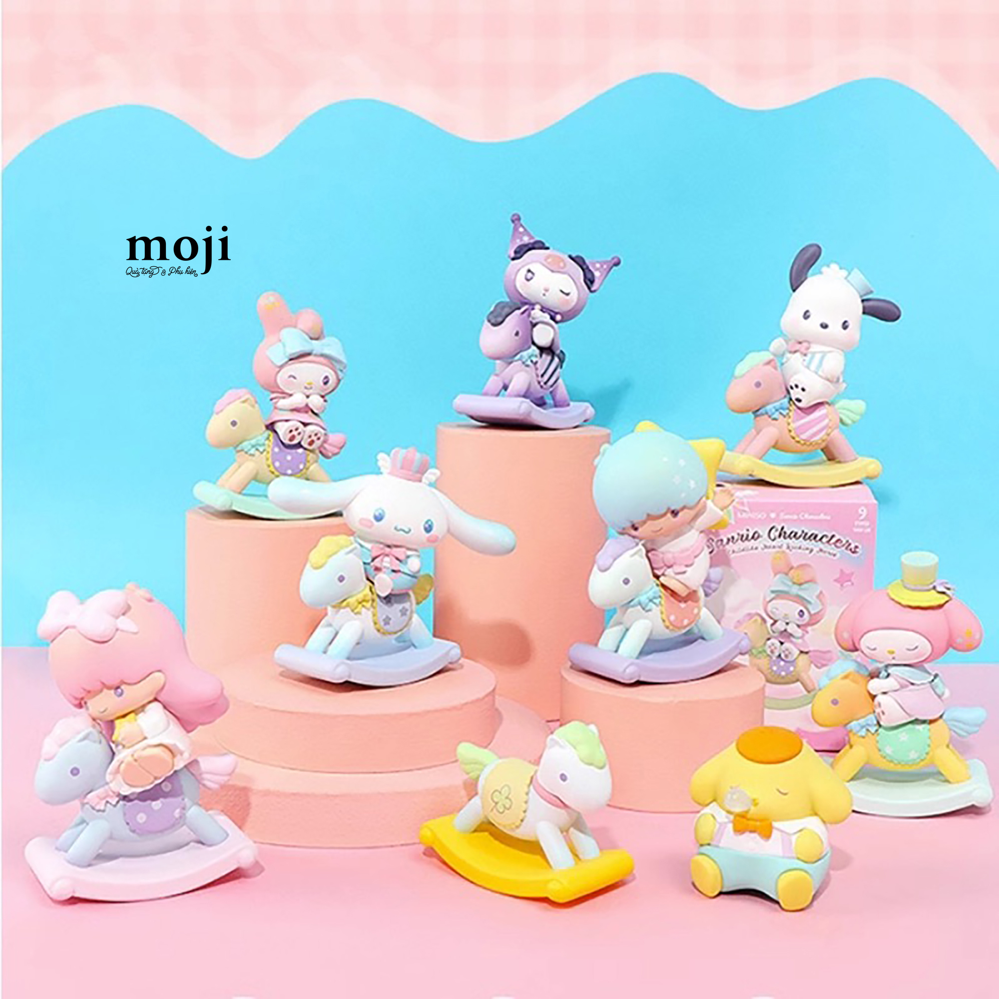 Blindbox tượng Sanrio family cưỡi ngựa gỗ màu sắc
