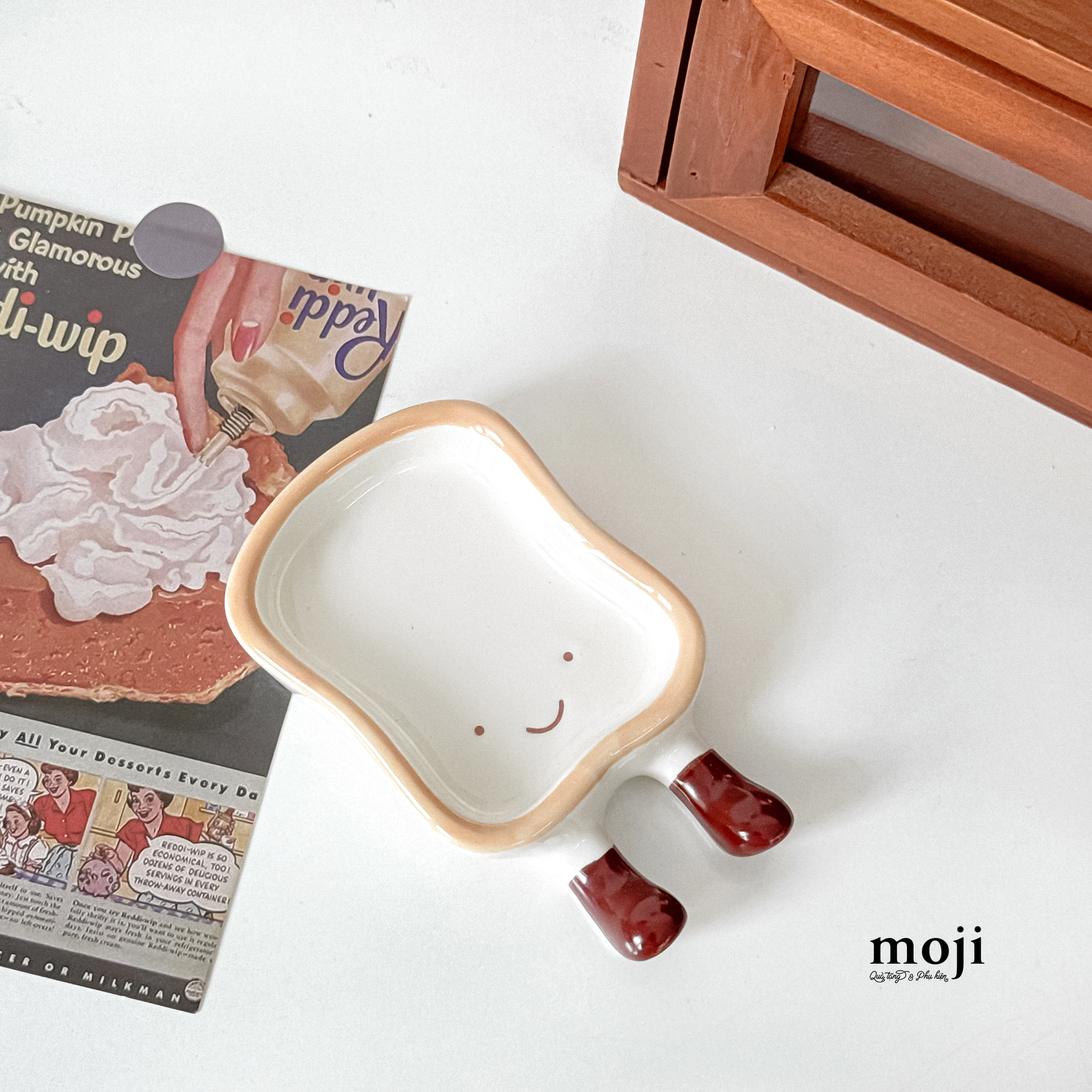 Đĩa gốm sứ mini Happy bread bánh mì có chân gác đũa 6x11