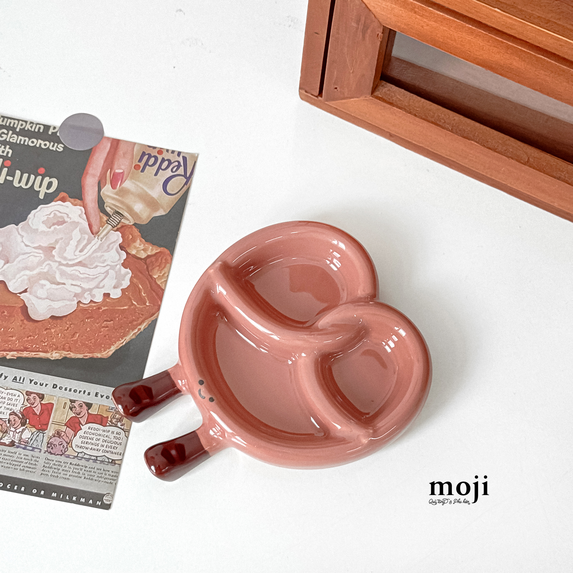 Đĩa gốm sứ mini Happy prezel bánh xoắn có chân gác đũa 10x11