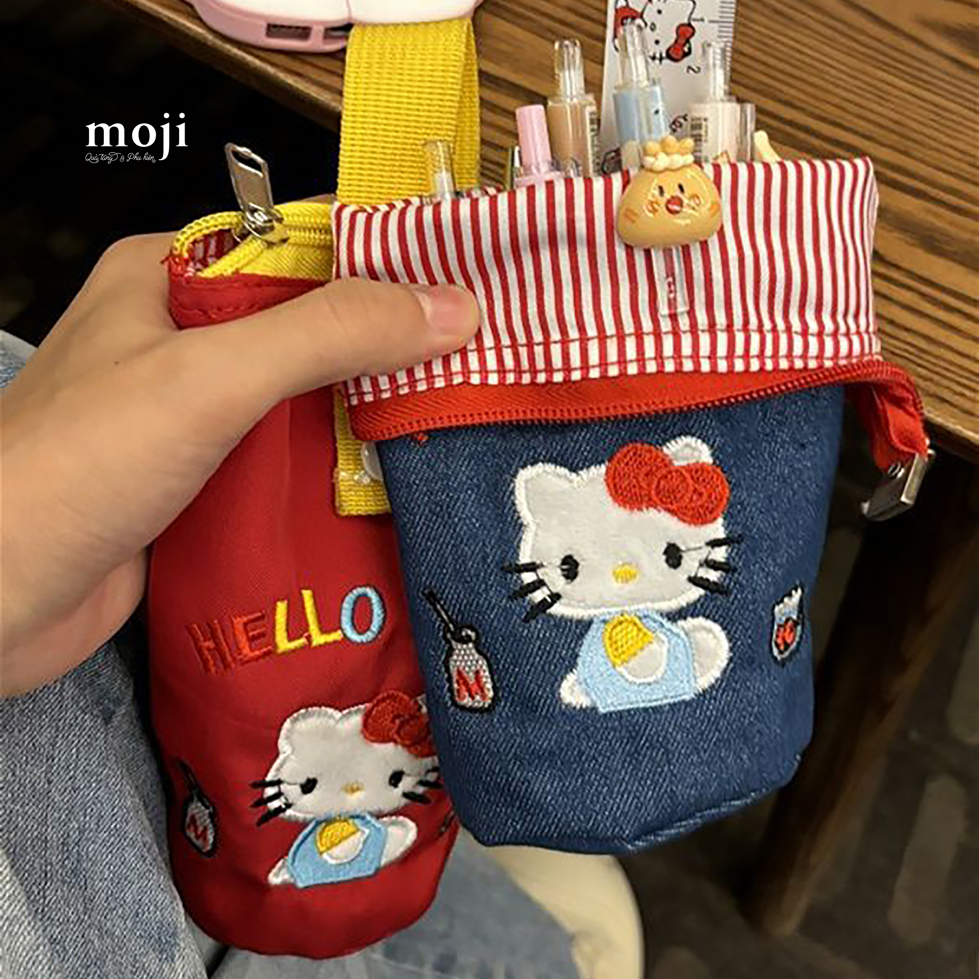 Hộp bút MJ Sanrio family Hello Kitty ngồi denim style 8x14x17