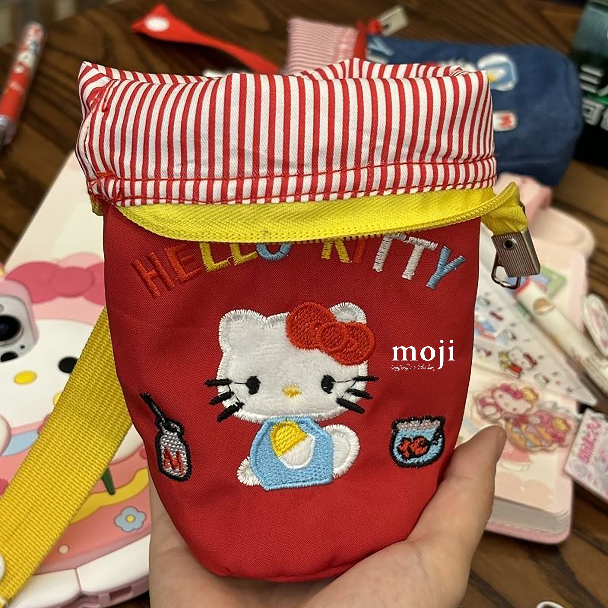 Hộp bút MJ Sanrio family Hello Kitty ngồi nền màu 8x14x17