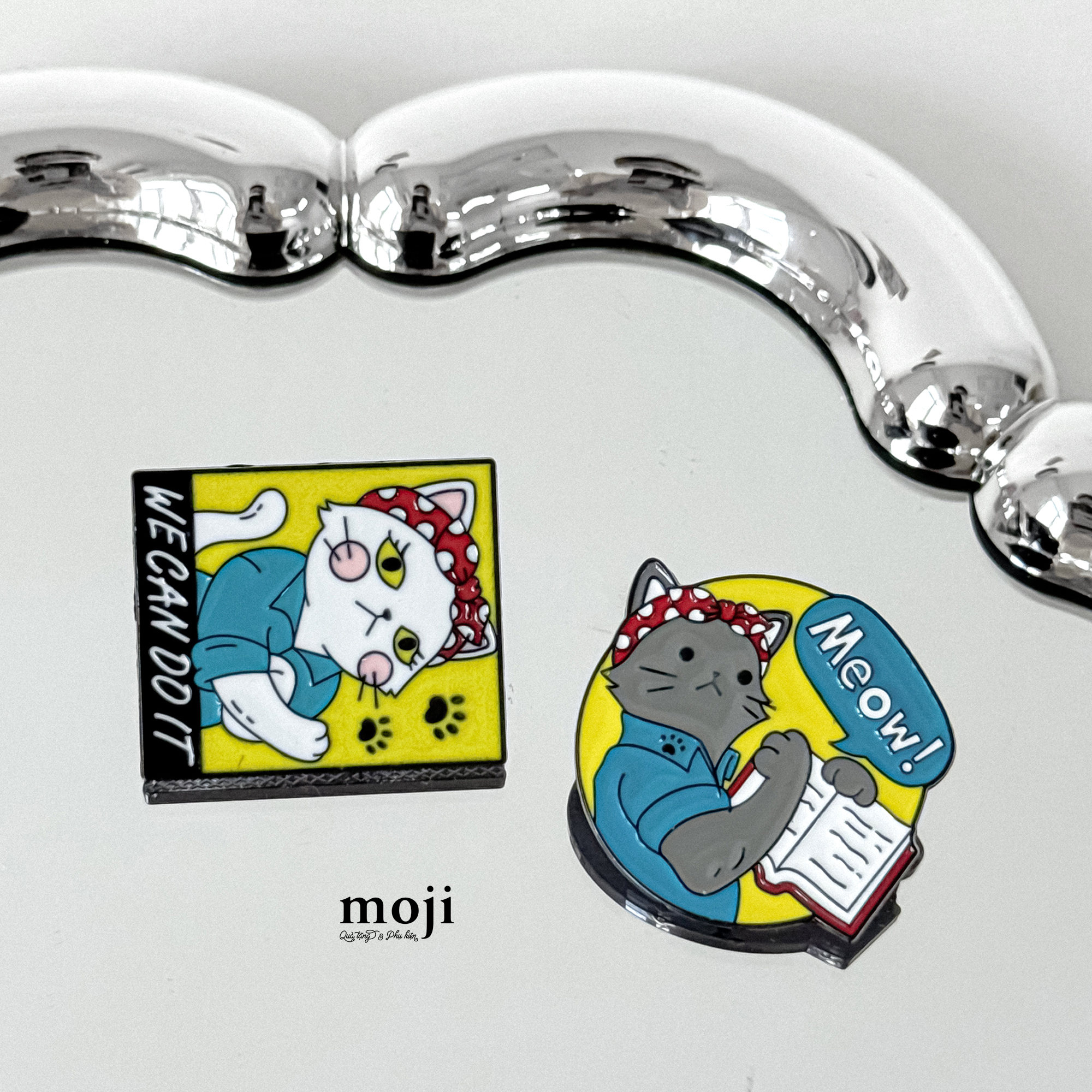 Huy hiệu pin Black and white cat meow we can do it