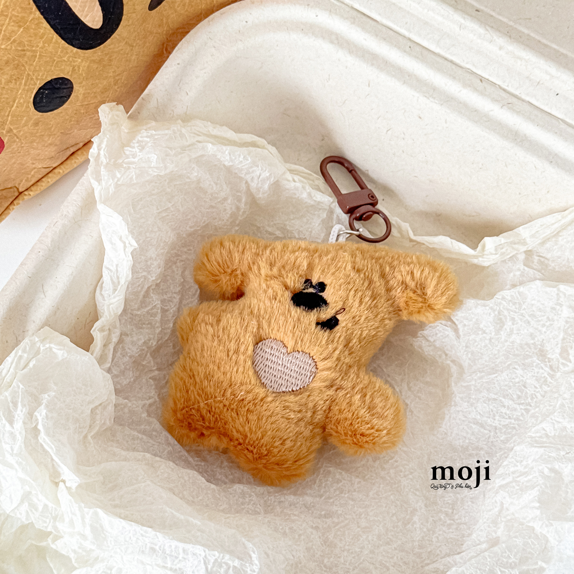 Móc khóa nhồi bông Baby bear heart nghiêng đầu