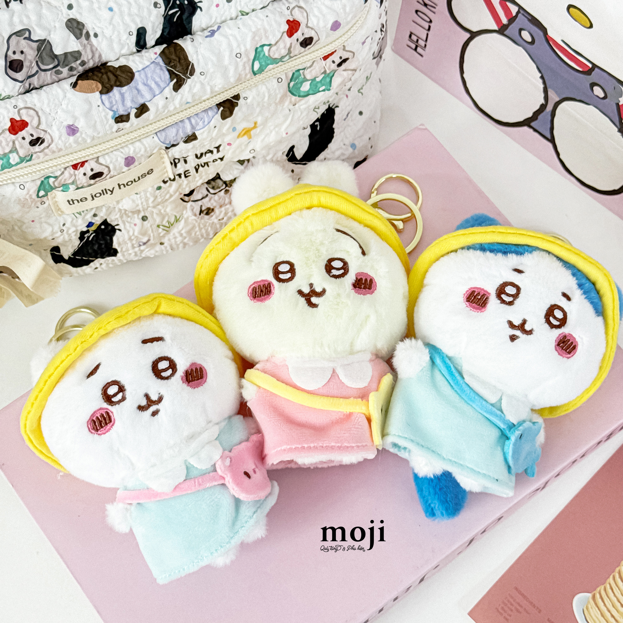 Móc khóa nhồi bông Chiikawa má hồng đội mũ vàng đeo túi
