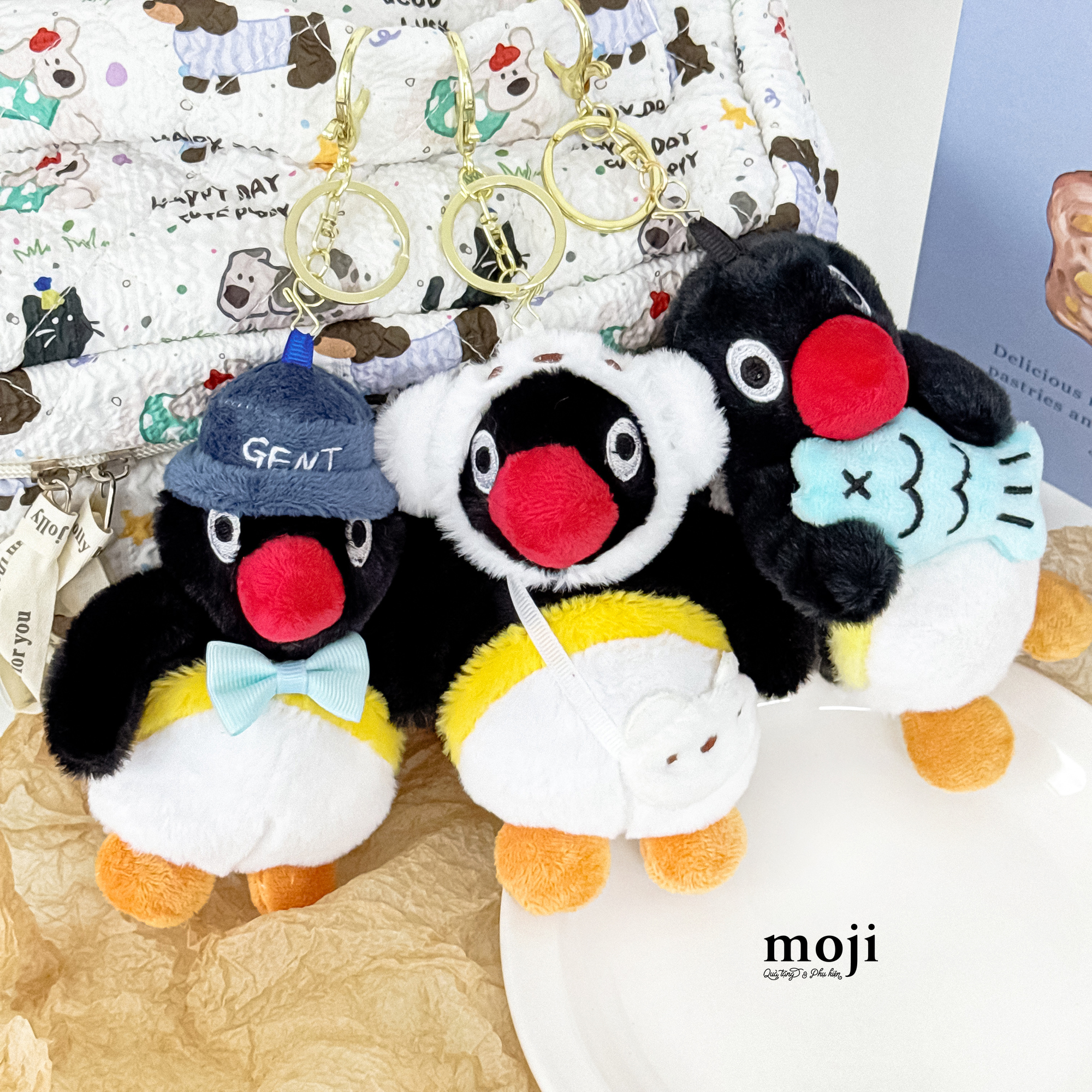 Móc khóa nhồi bông Penguin chim cánh cụt đội mũ đeo túi ôm cá