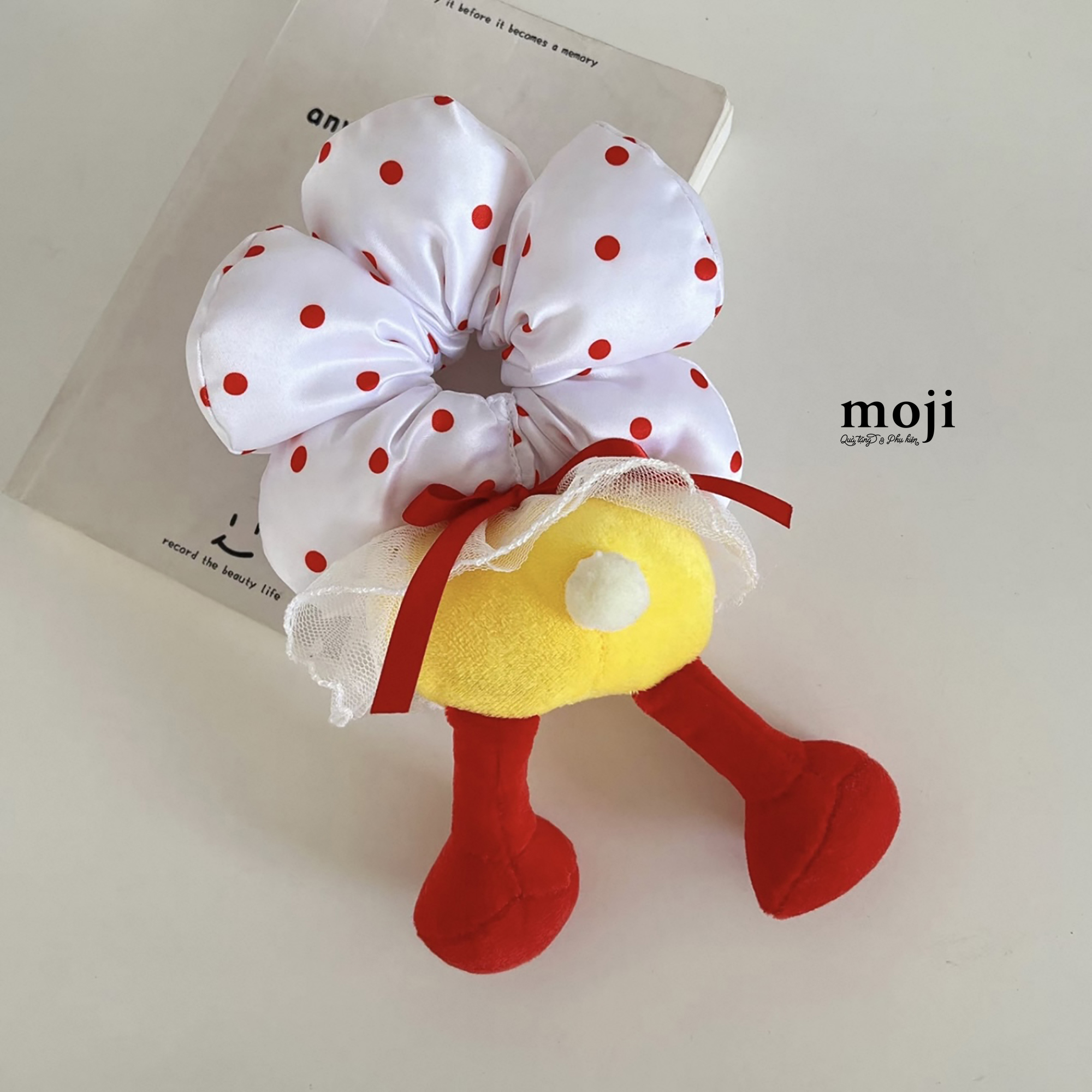 Buoc-toc-scrunchies-Flower-canh-phong-cham-bi-ke-o-fruit-phia-sau-Mickey-Mouse-characters_25074240 (3).jpg