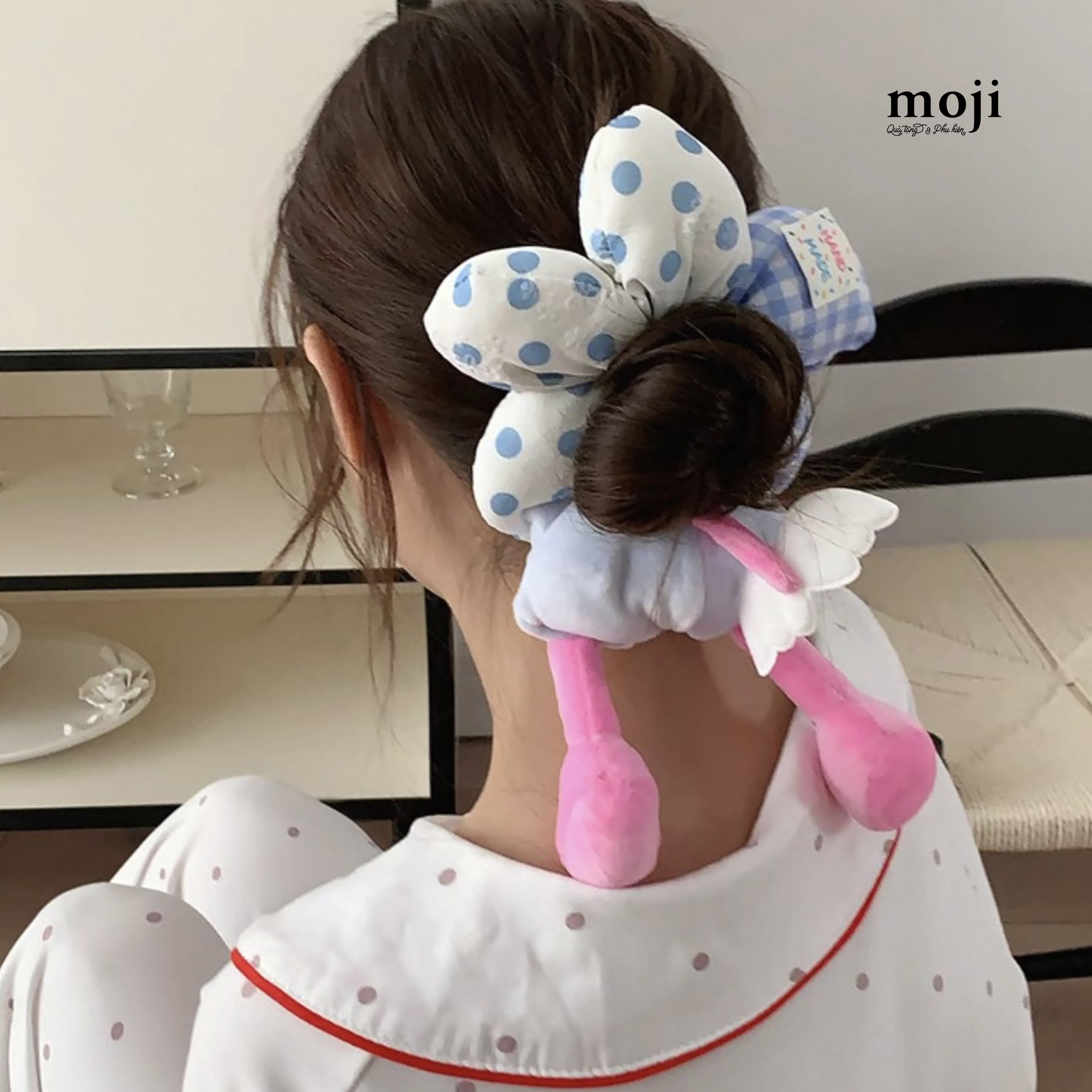 Buoc-toc-scrunchies-Flower-canh-phong-cham-bi-ke-o-fruit-phia-sau-Mickey-Mouse-characters_25074240 (4).jpg