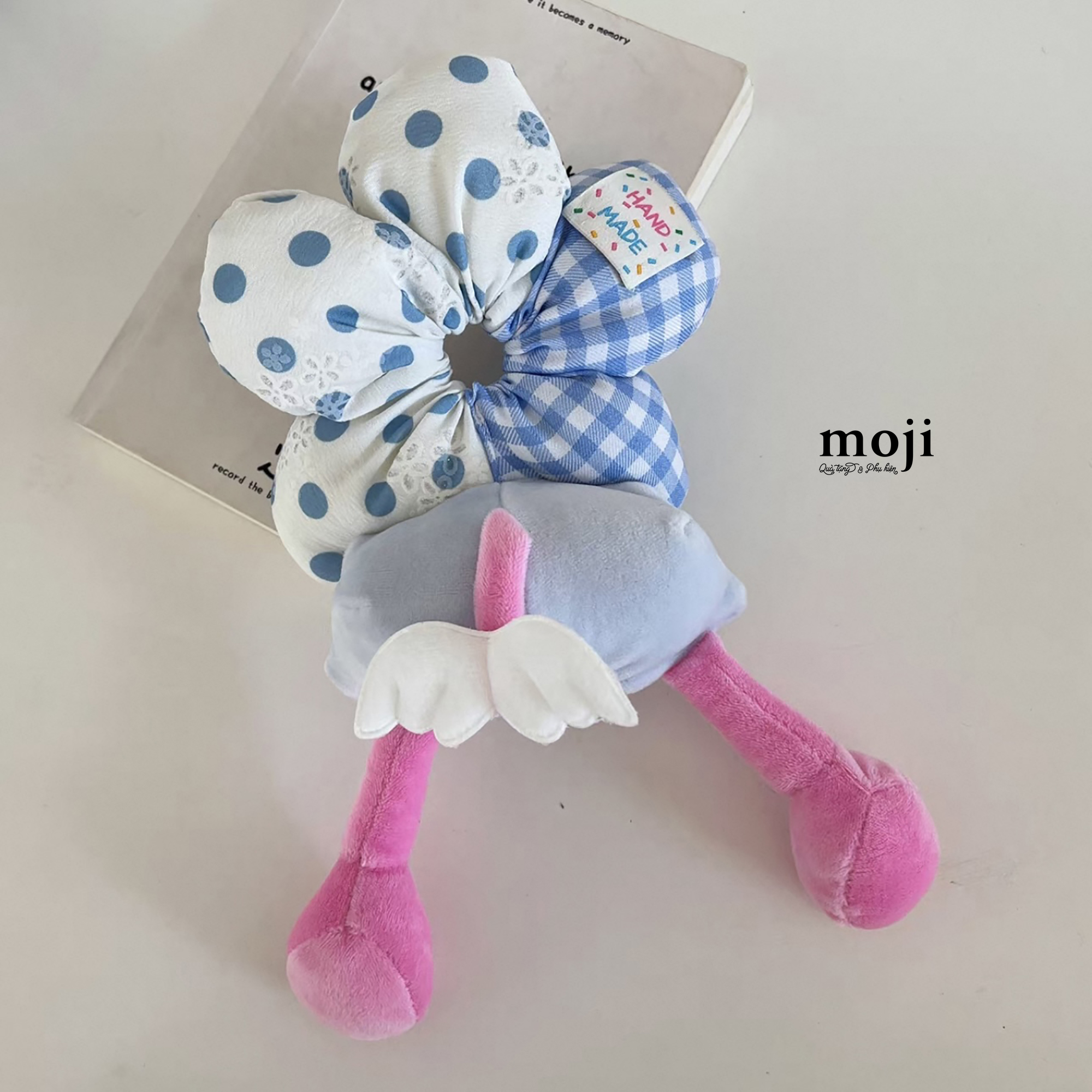 Buoc-toc-scrunchies-Flower-canh-phong-cham-bi-ke-o-fruit-phia-sau-Mickey-Mouse-characters_25074240 (5).jpg