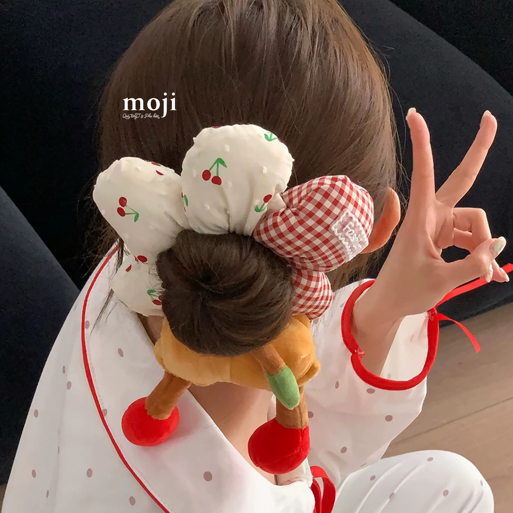 Buoc-toc-scrunchies-Flower-canh-phong-cham-bi-ke-o-fruit-phia-sau-Mickey-Mouse-characters_25074240 (6).JPG