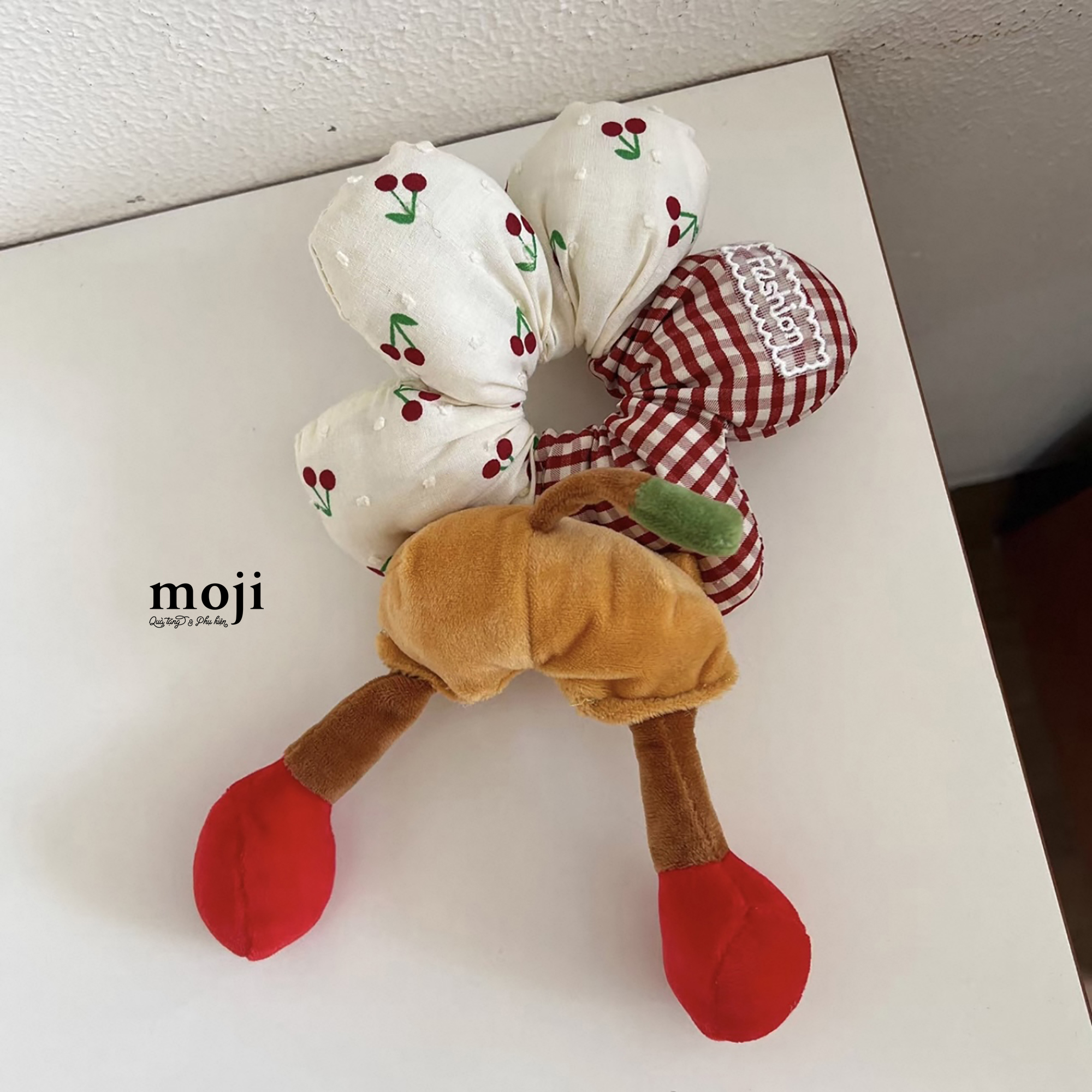 Buoc-toc-scrunchies-Flower-canh-phong-cham-bi-ke-o-fruit-phia-sau-Mickey-Mouse-characters_25074240 (7).jpg
