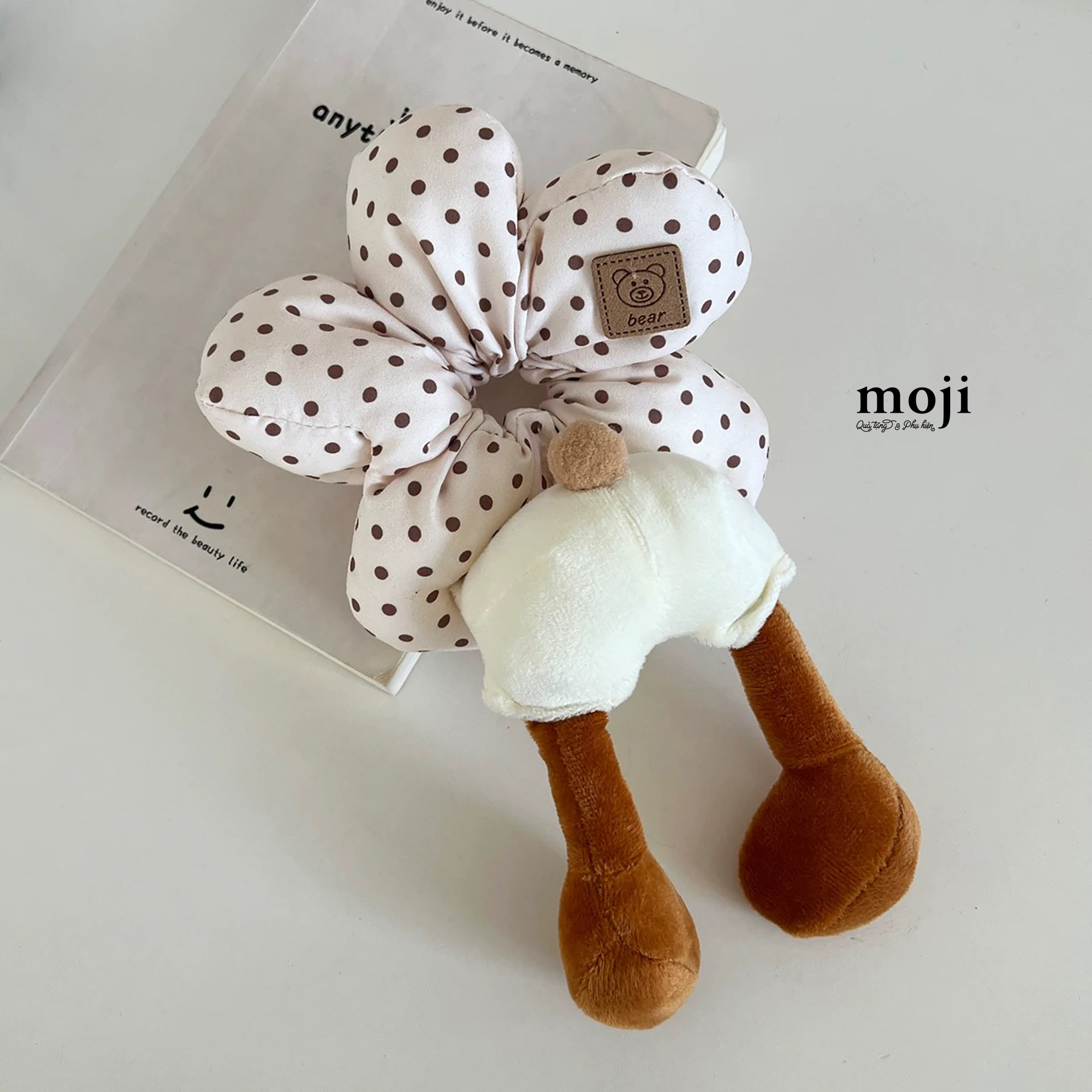 Buoc-toc-scrunchies-Flower-canh-phong-cham-bi-ke-o-fruit-phia-sau-Mickey-Mouse-characters_25074240 (8).JPG