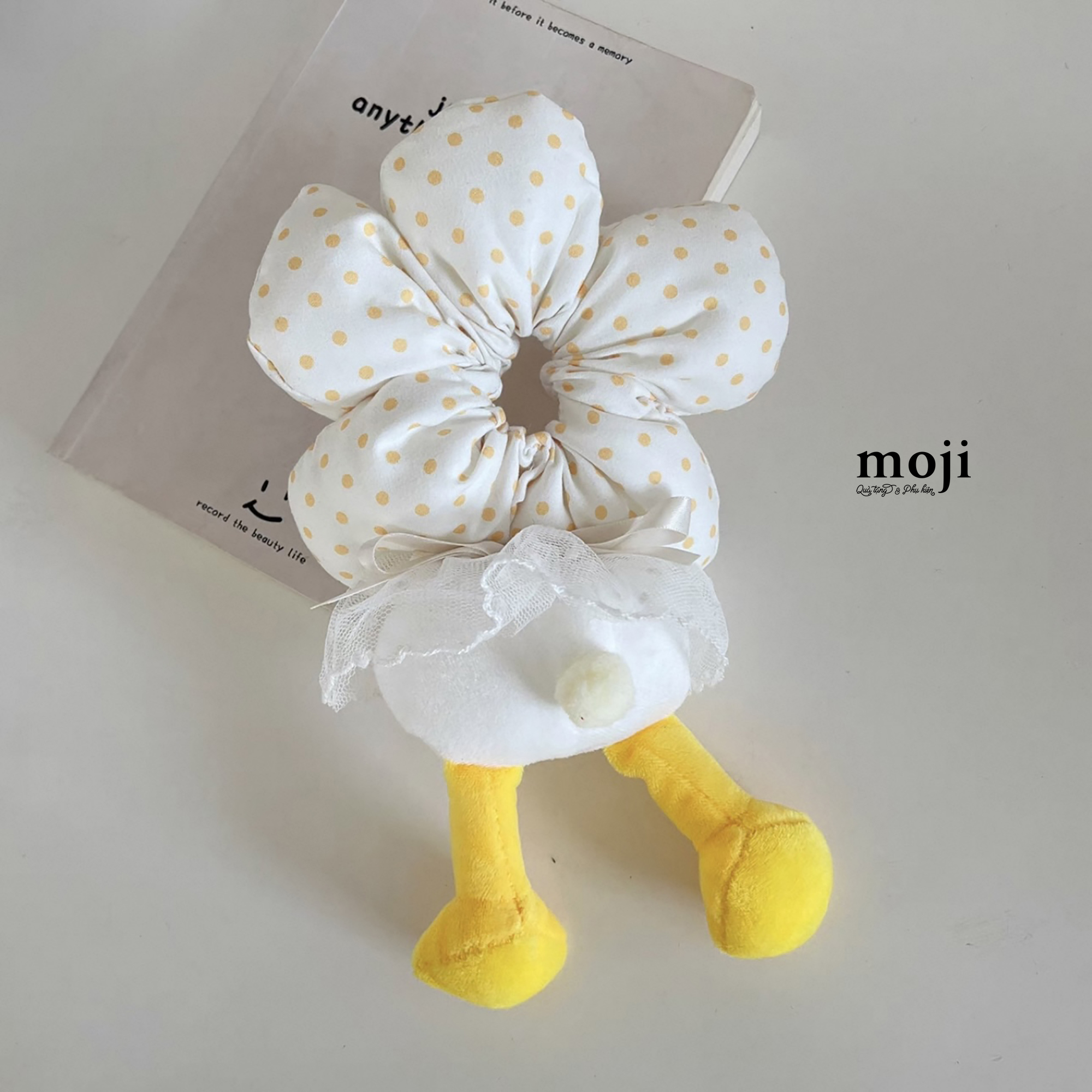 Buoc-toc-scrunchies-Flower-canh-phong-cham-bi-ke-o-fruit-phia-sau-Mickey-Mouse-characters_25074240 (9).jpg