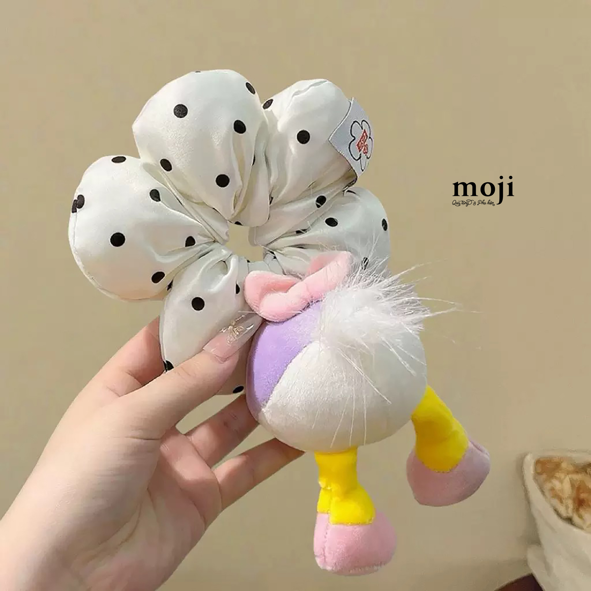 Buoc-toc-scrunchies-Flower-canh-phong-cham-bi-phia-sau-Daisy-Duck-Mickey-Mouse_25074241 (2).JPG