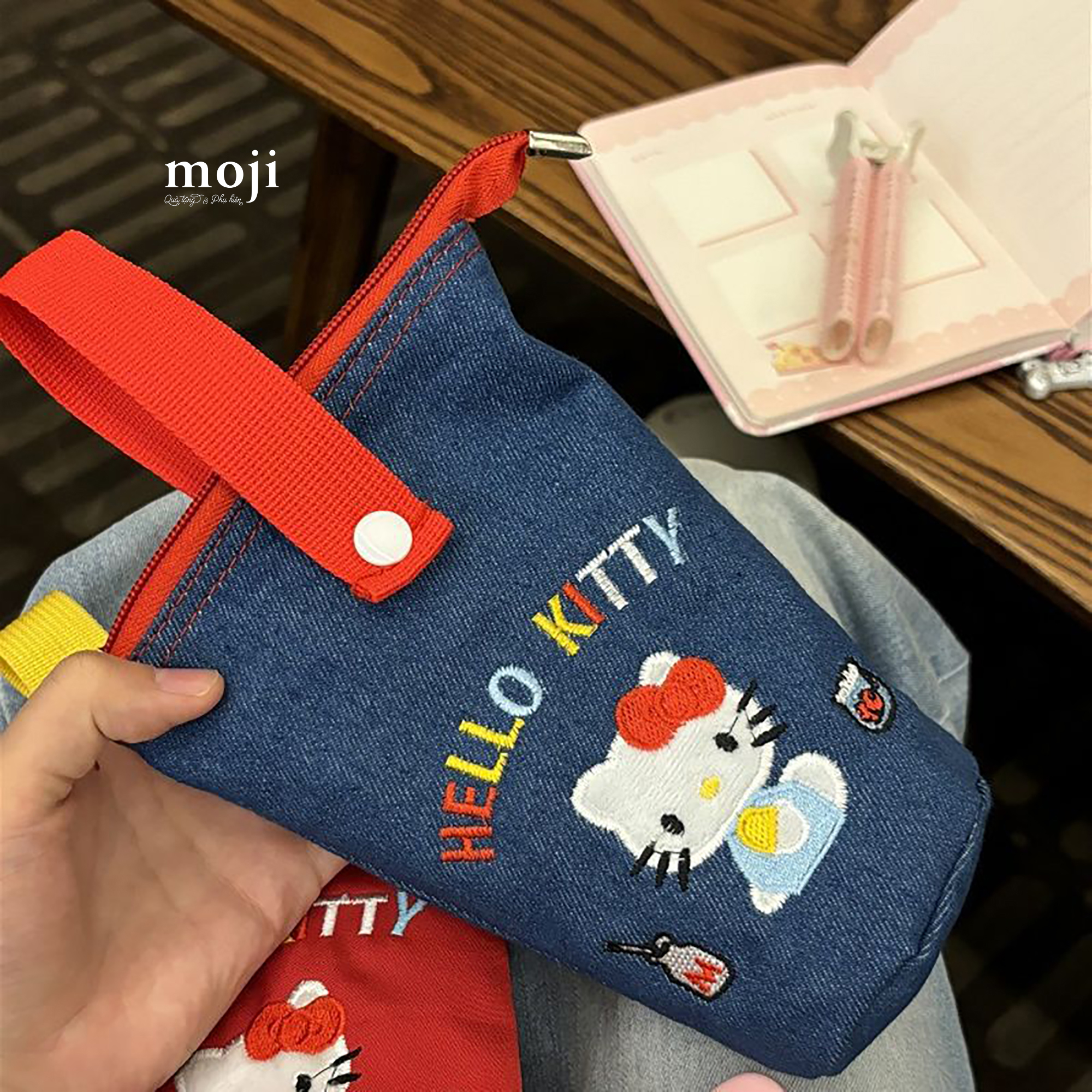 Hop-but-MJ-Sanrio-family-Hello-Kitty-ngoi-denim-style-8x14x17_M.C102.NO.25072516-BU 1.jpg