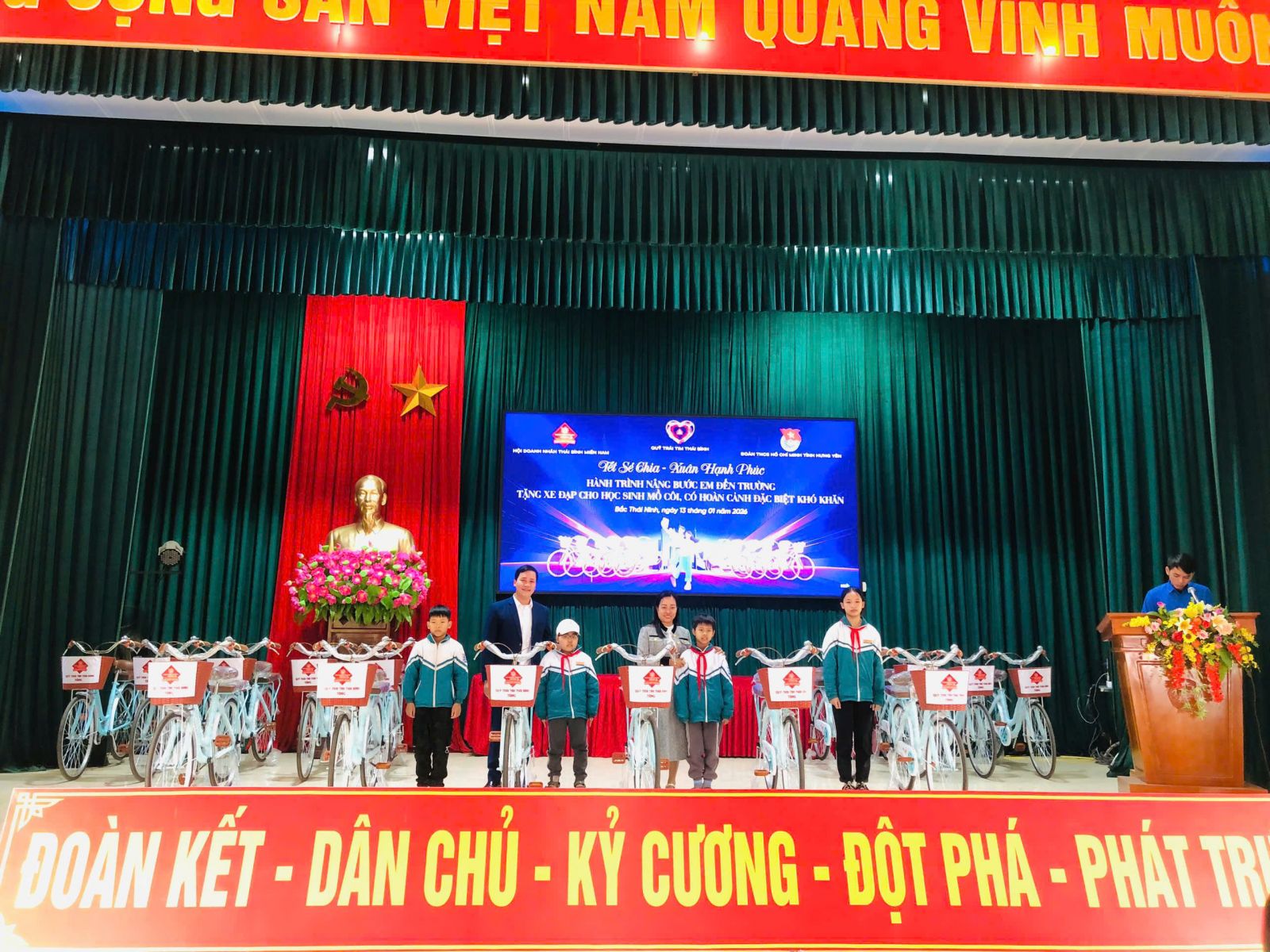 Hanh-trinh-Nang-buoc-em-den-truong-Cho-yeu-thuong-dua-tri-thuc-den-gan-hon-15.jpg